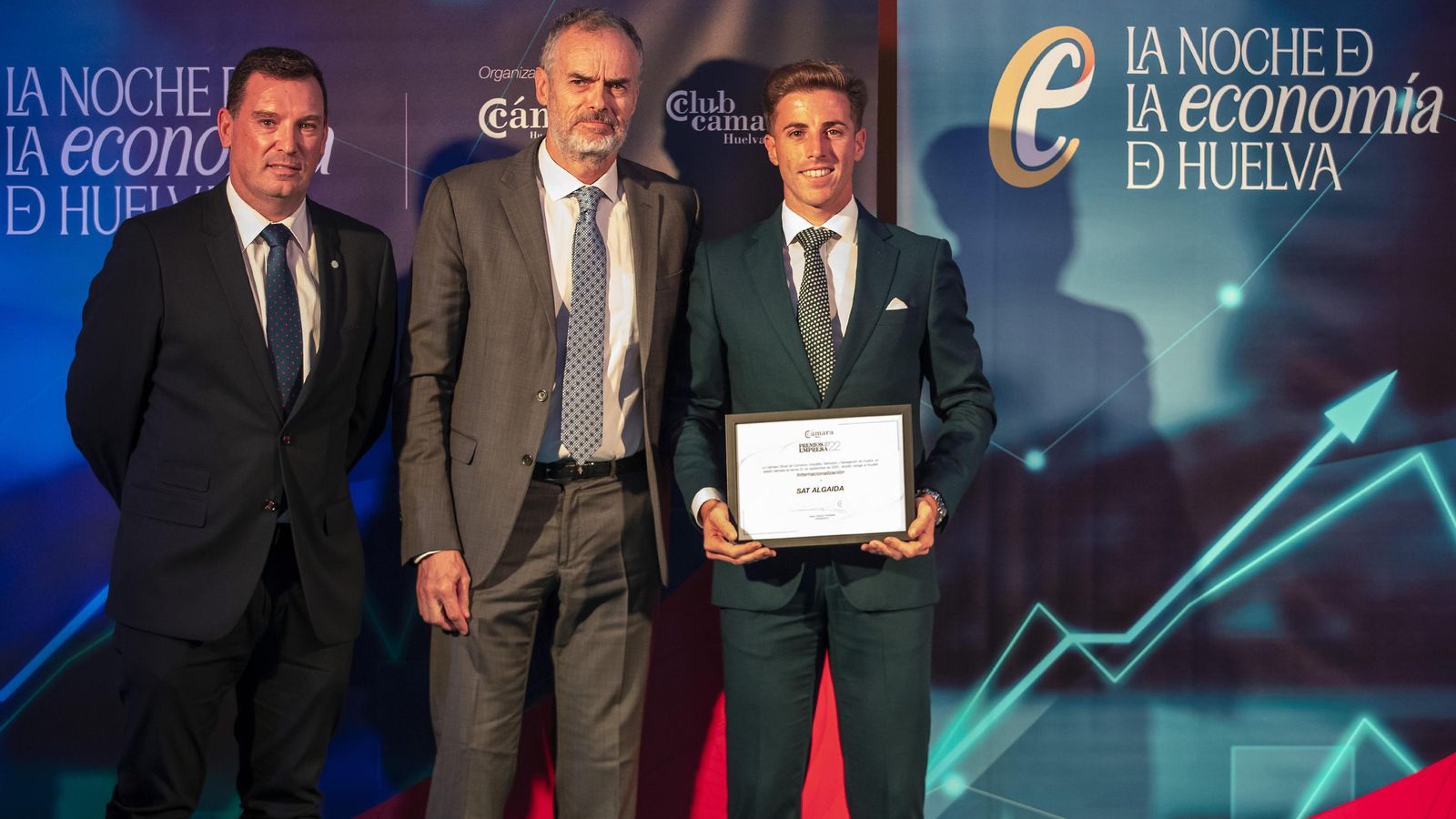 El Delegado de Empleo de la Junta de Andalucía, Alberto Santana, y el director de Atlantic Copper, Carlos Ortiz, entregaron el galardón al representante de Algaida Productores, Cristóbal Soltero. El Delegado de Empleo de la Junta de Andalucía, Alberto Santana, y el director de Atlantic Copper, Carlos Ortiz, entregaron el galardón al representante de Algaida Productores, Cristóbal Soltero.