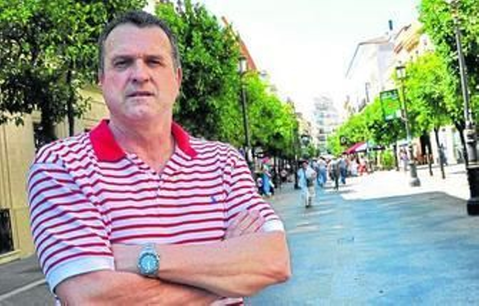 Luis Mollá posa en la calle Larga momentos antes de la entrevista.