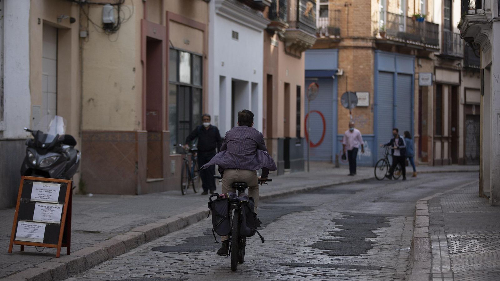 Un hombre en bicicleta circula por la céntrica calle.