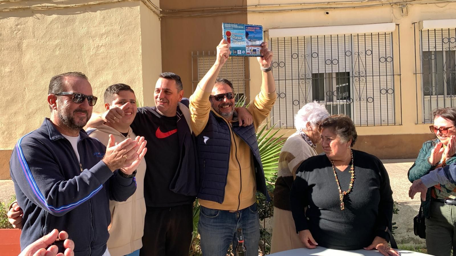 Tripulantes de la embarcación ganadora del premio a la mayor pieza capturada