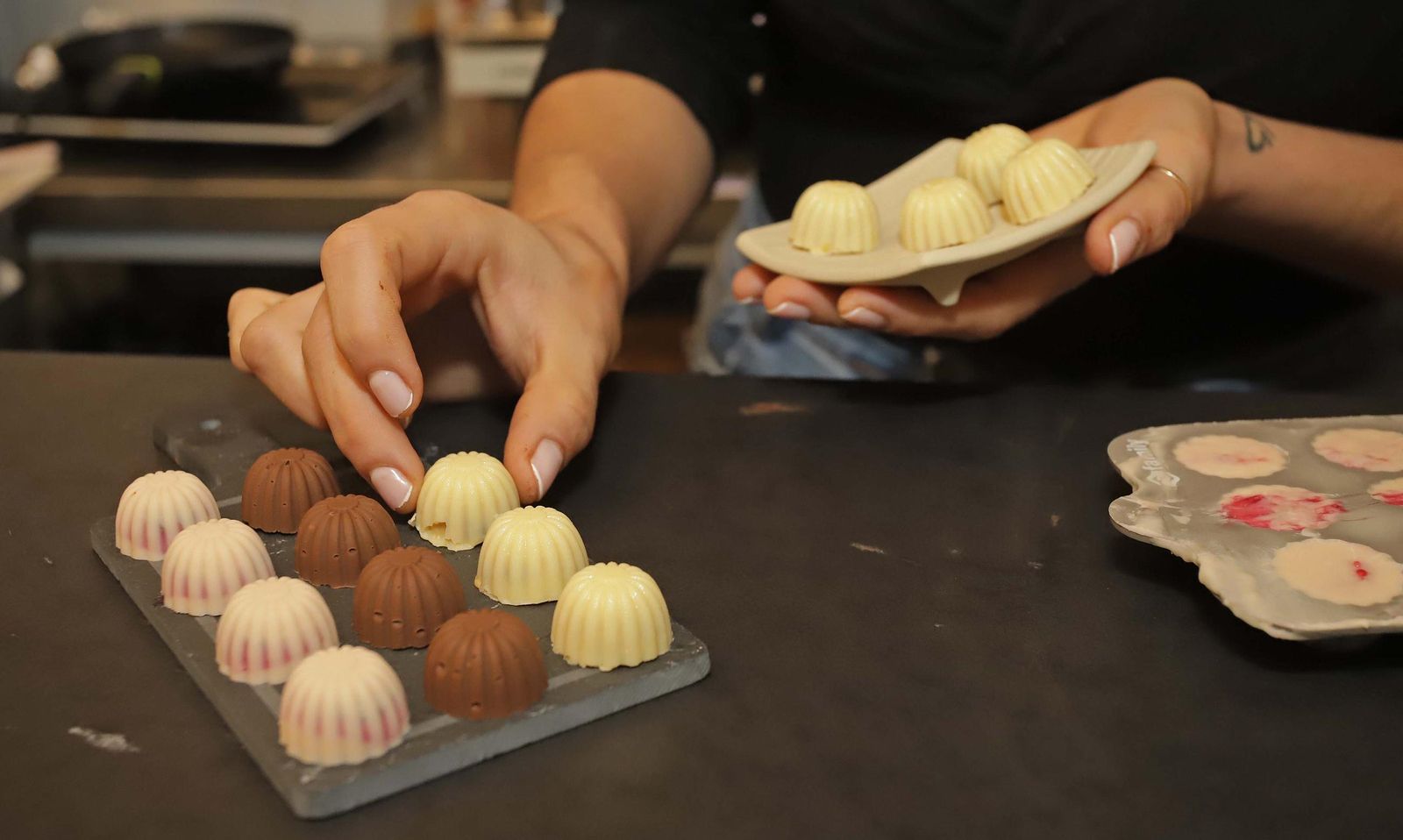 Los bombones rellenos artesanos preparados en 'El lugar que no existe'.