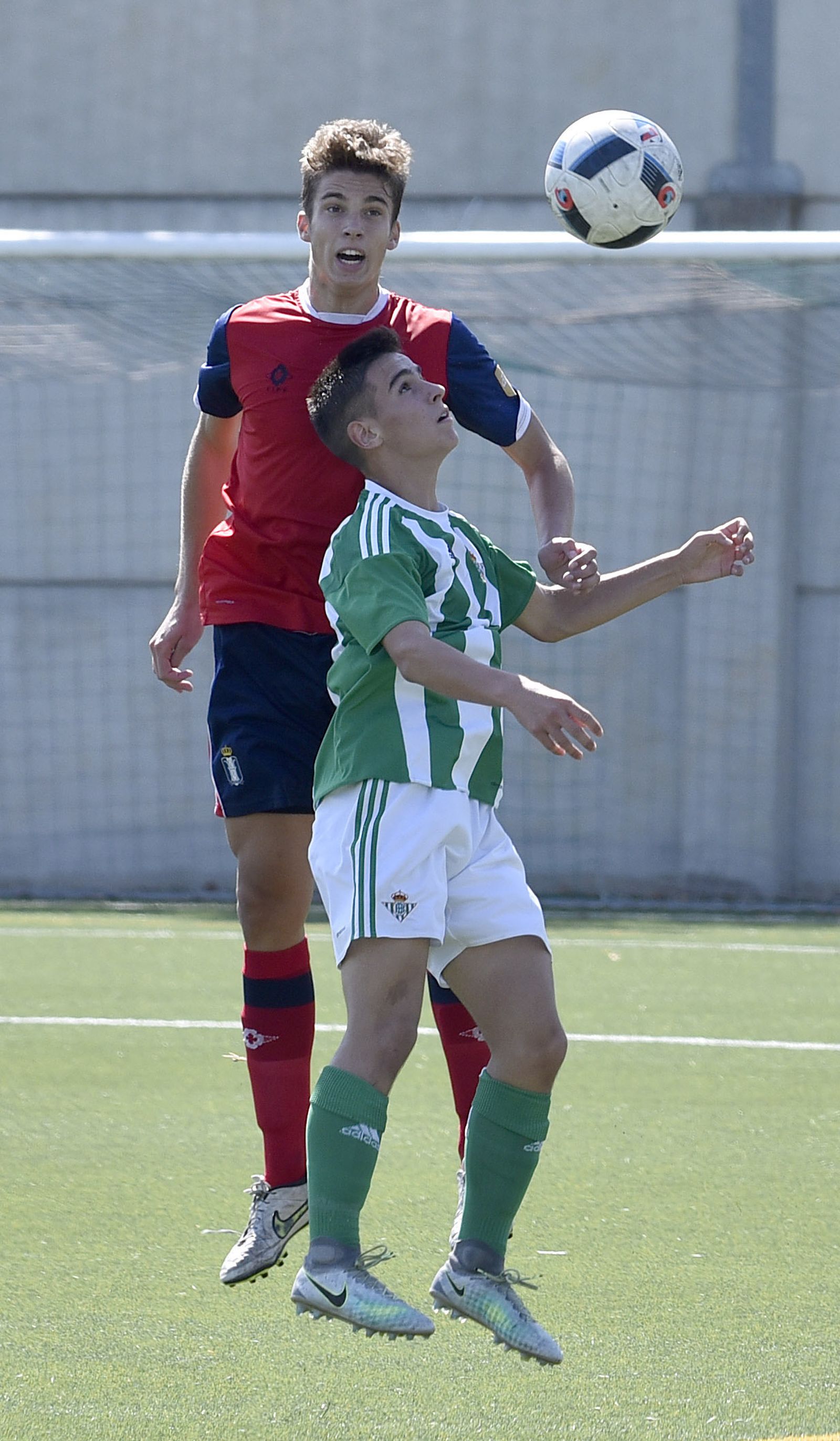 Edu Brenes disputa un balón por alto.