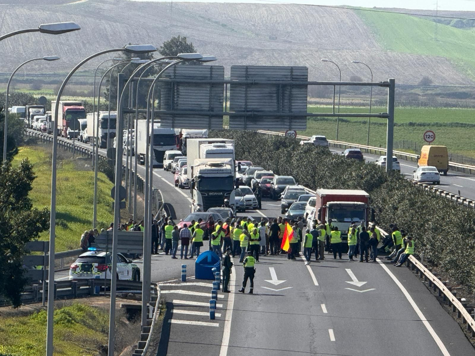 Los agricultores de Huelva cortan la A-49 y provocan el caos: las imágenes del momento