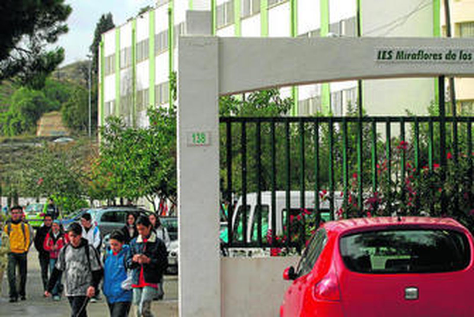 Alumnos saliendo del instituto Miraflores de los Ángeles, en el que la media supera los 32 alumnos por aula.