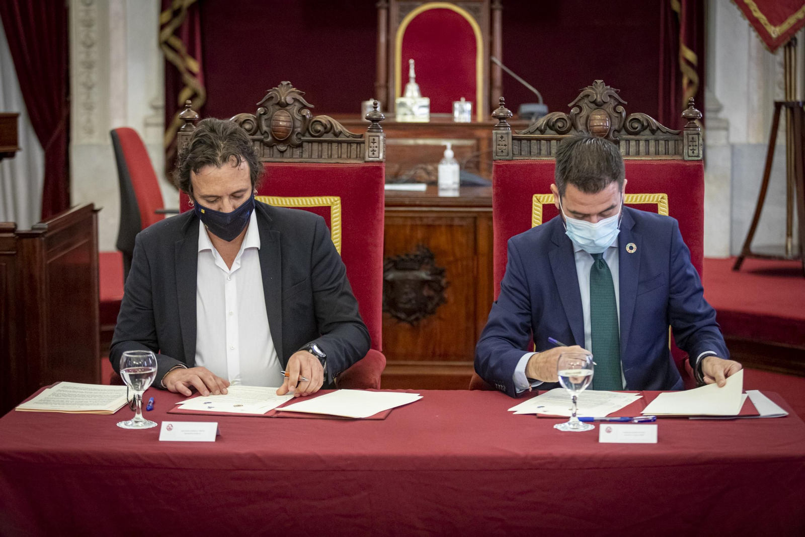 José María González 'Kichi' y Fran González durante la firma del convenio.