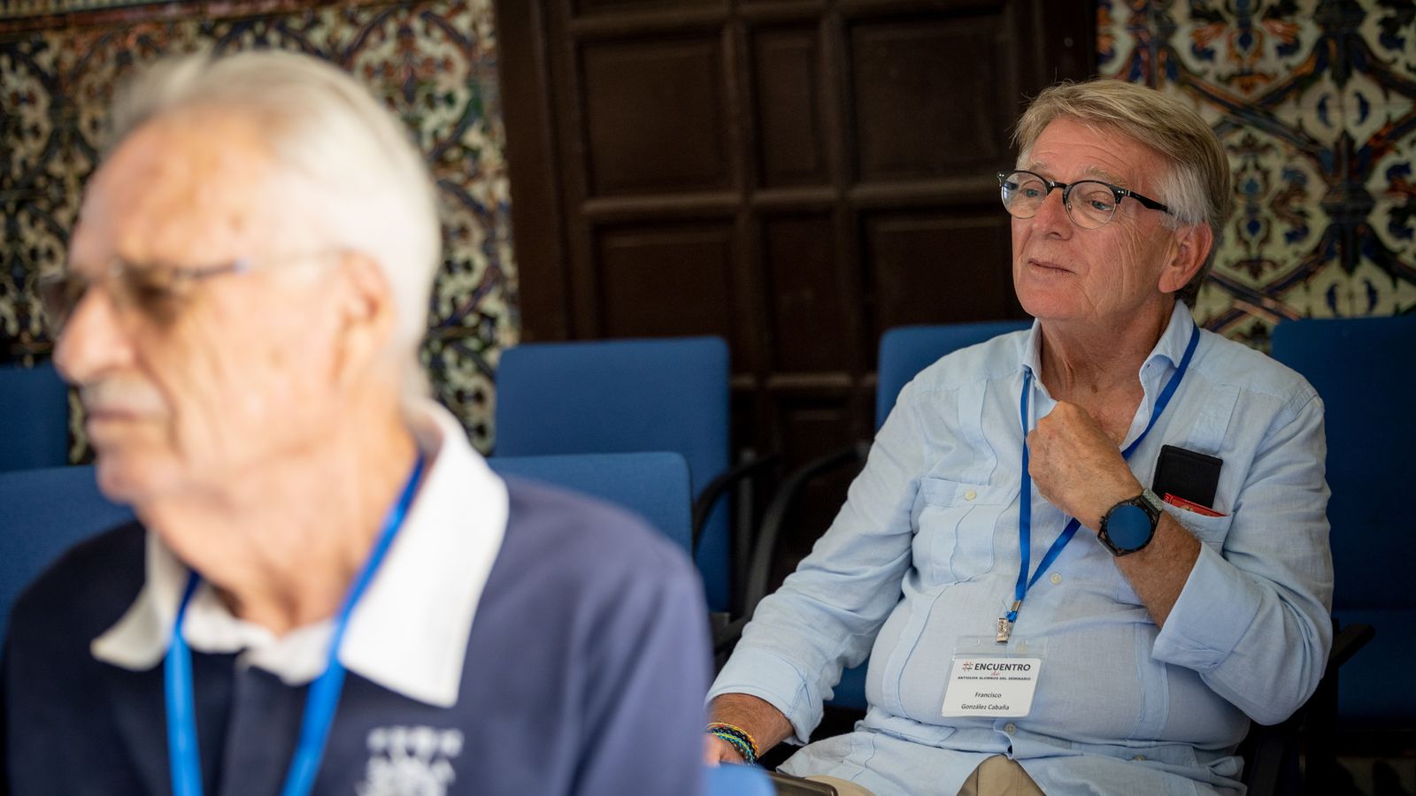 Francisco González Cabaña escucha las intervenciones de sus compañeros del Seminario. Delante, su profesor de Ciencias Naturales, Antonio Rodríguez Martín.