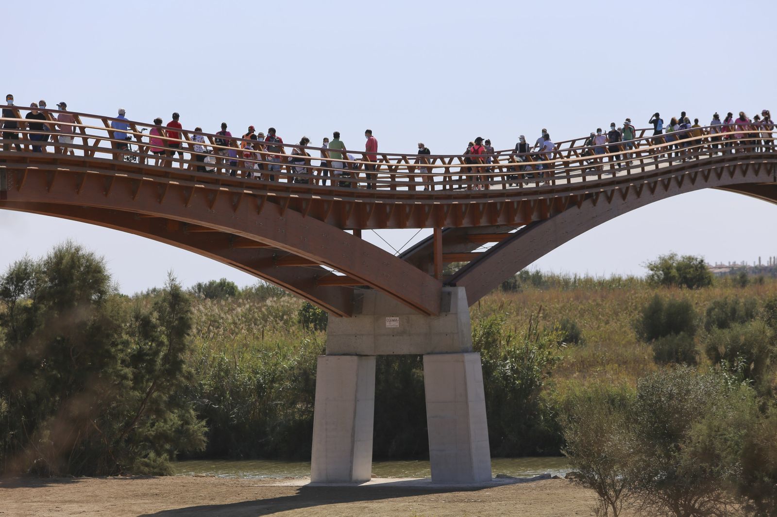 Pasarela sobre el paraje natural del Guadalhorce en los días posteriores a su inauguración.