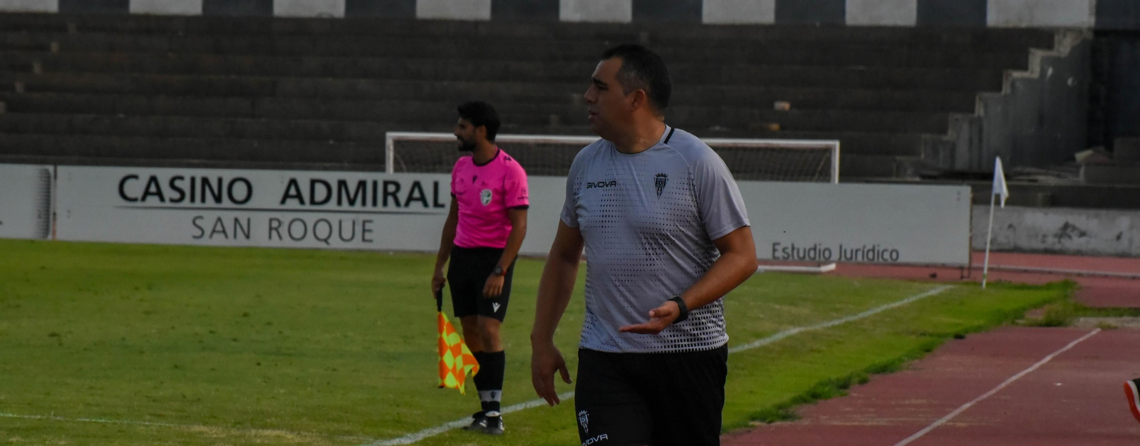 Germán Crespo hace indicaciones durante el encuentro en La Línea.