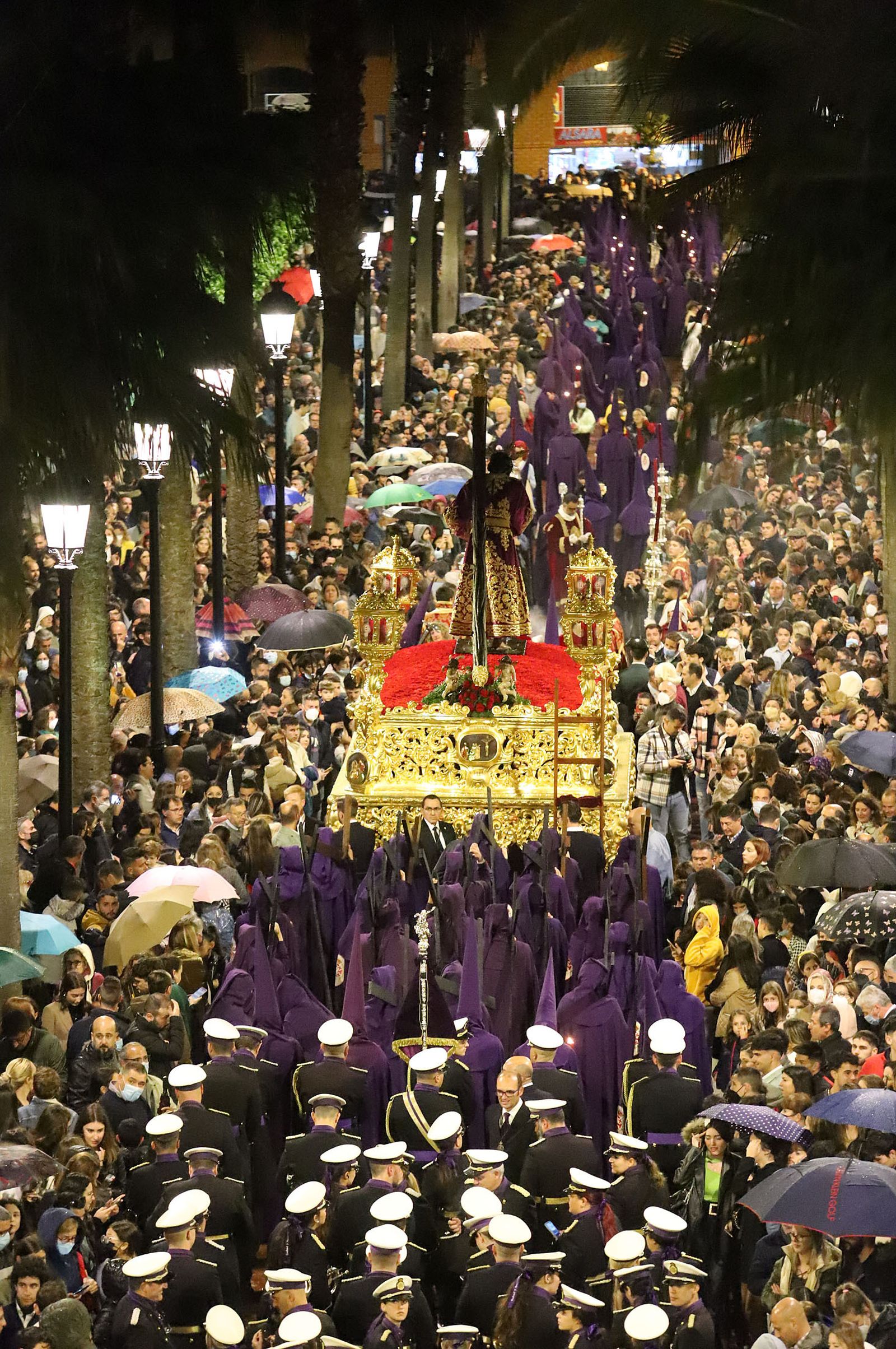 Imágenes de Pasión en su procesión por Huelva