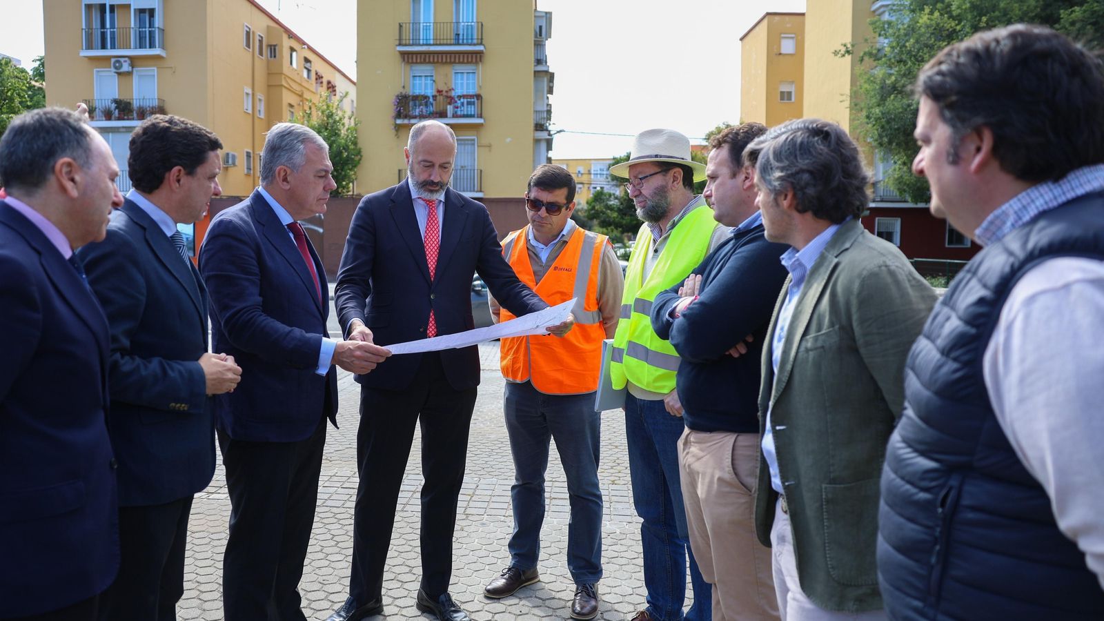 Sanz, De la Rosa y Lugo con los operarios que van a acometer la reparación de la ronda del Tamarguillo.