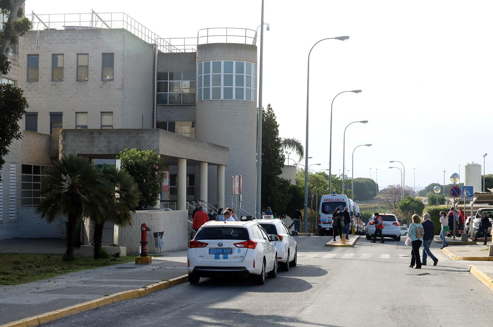 Imagen de la entrada al hospital Juan Ramón Jiménez en la mañana de hoy.