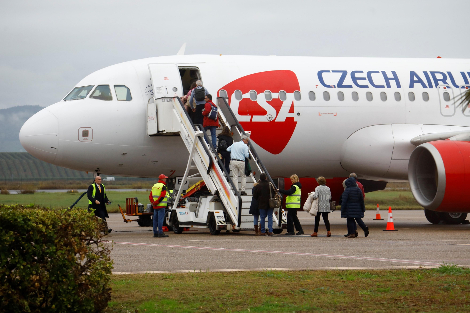 El despegue del el primer vuelo chárter a Europa en el aeropuerto de Córdoba, en imágenes