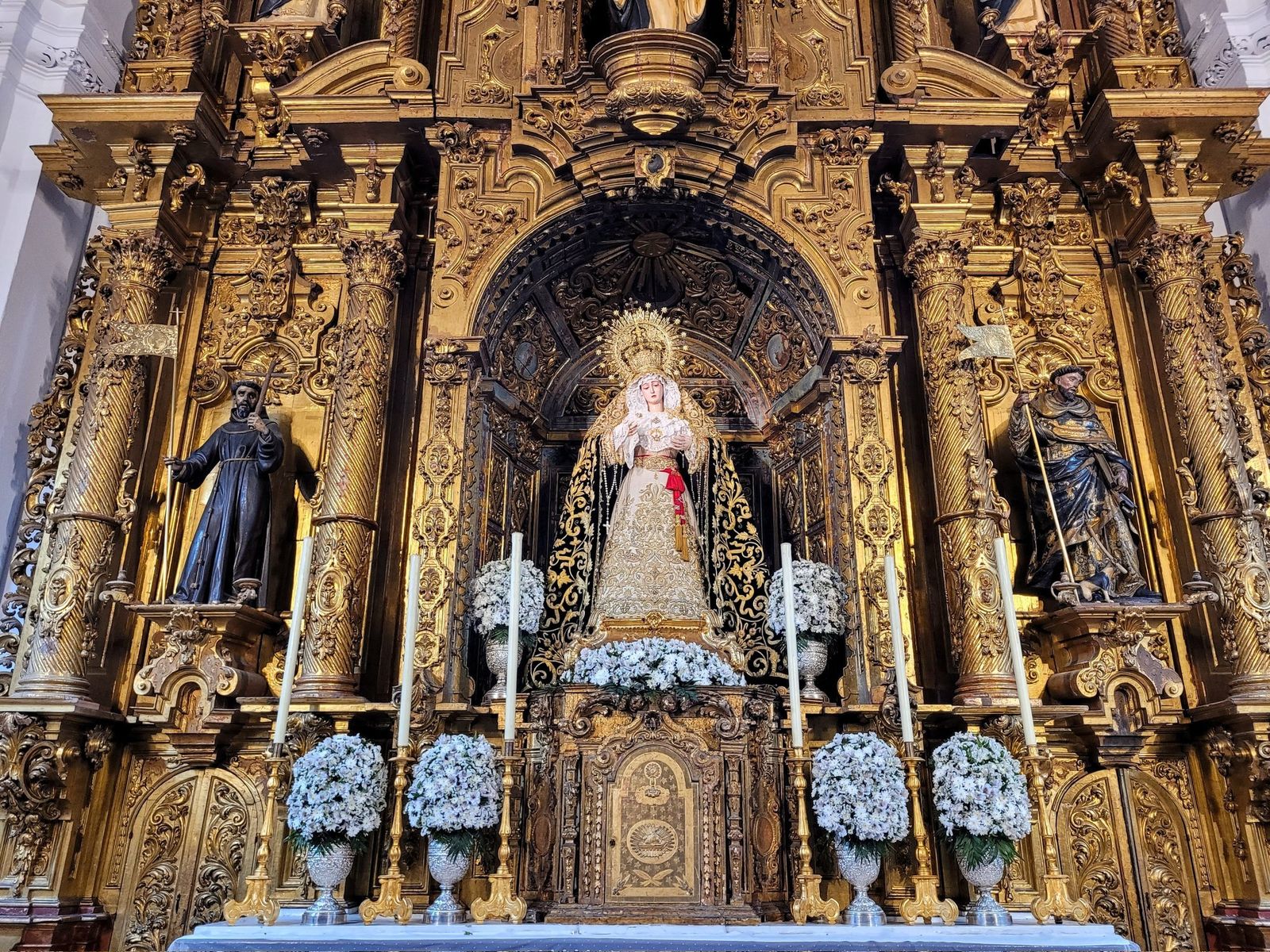 La Virgen del Rosario en el altar mayor de este cenobio dominico
