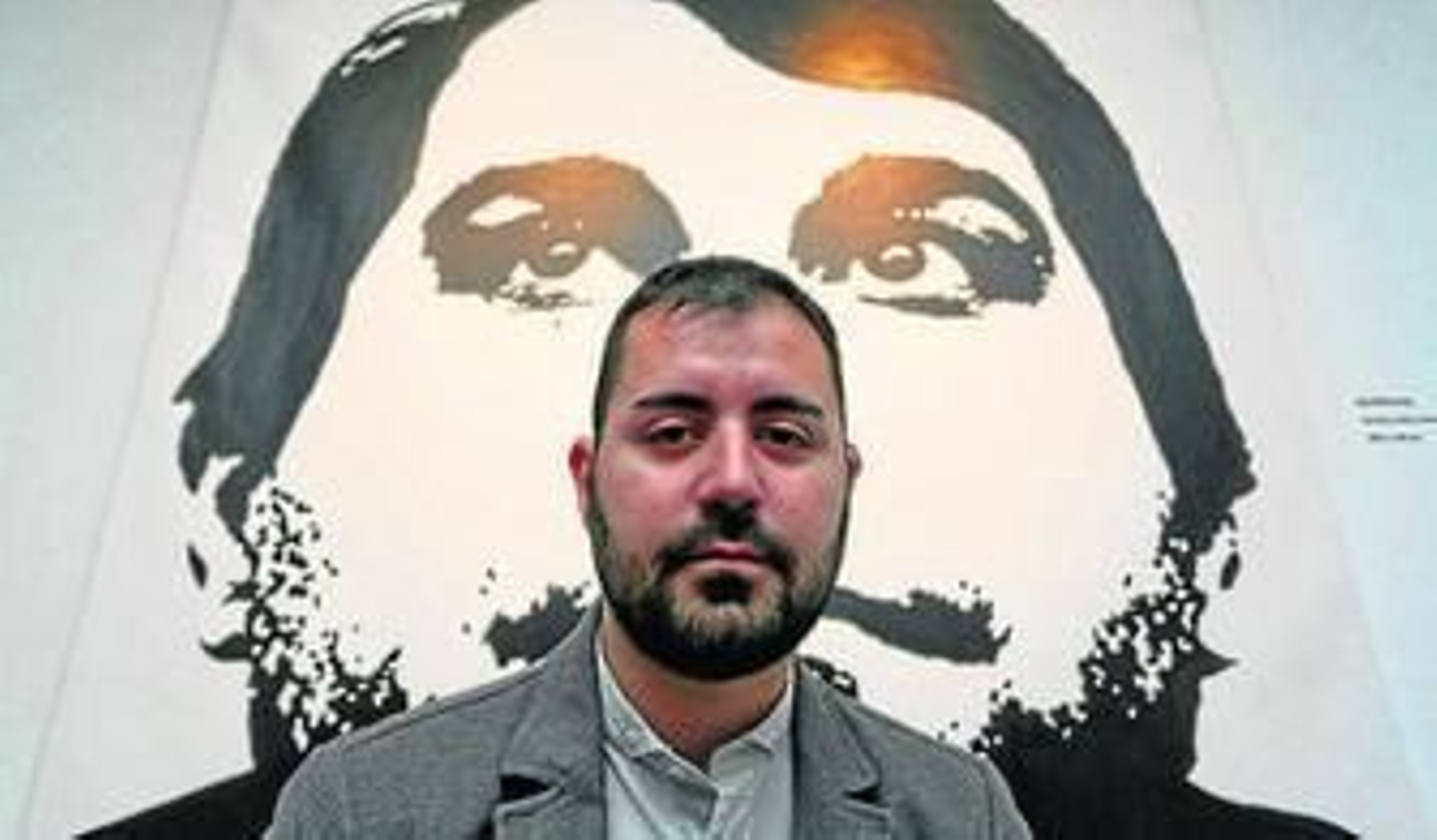 Fran Ramírez, frente a una de sus obras, ayer, en la Sala Siglo.