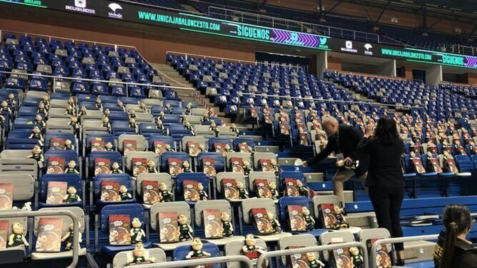Los Chicuis solidarios  durante el partido contra el Ulm.