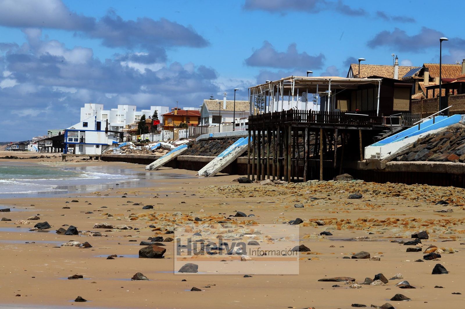 Imágenes de la zona de la playa de Matalascañas más afectada por el temporal
