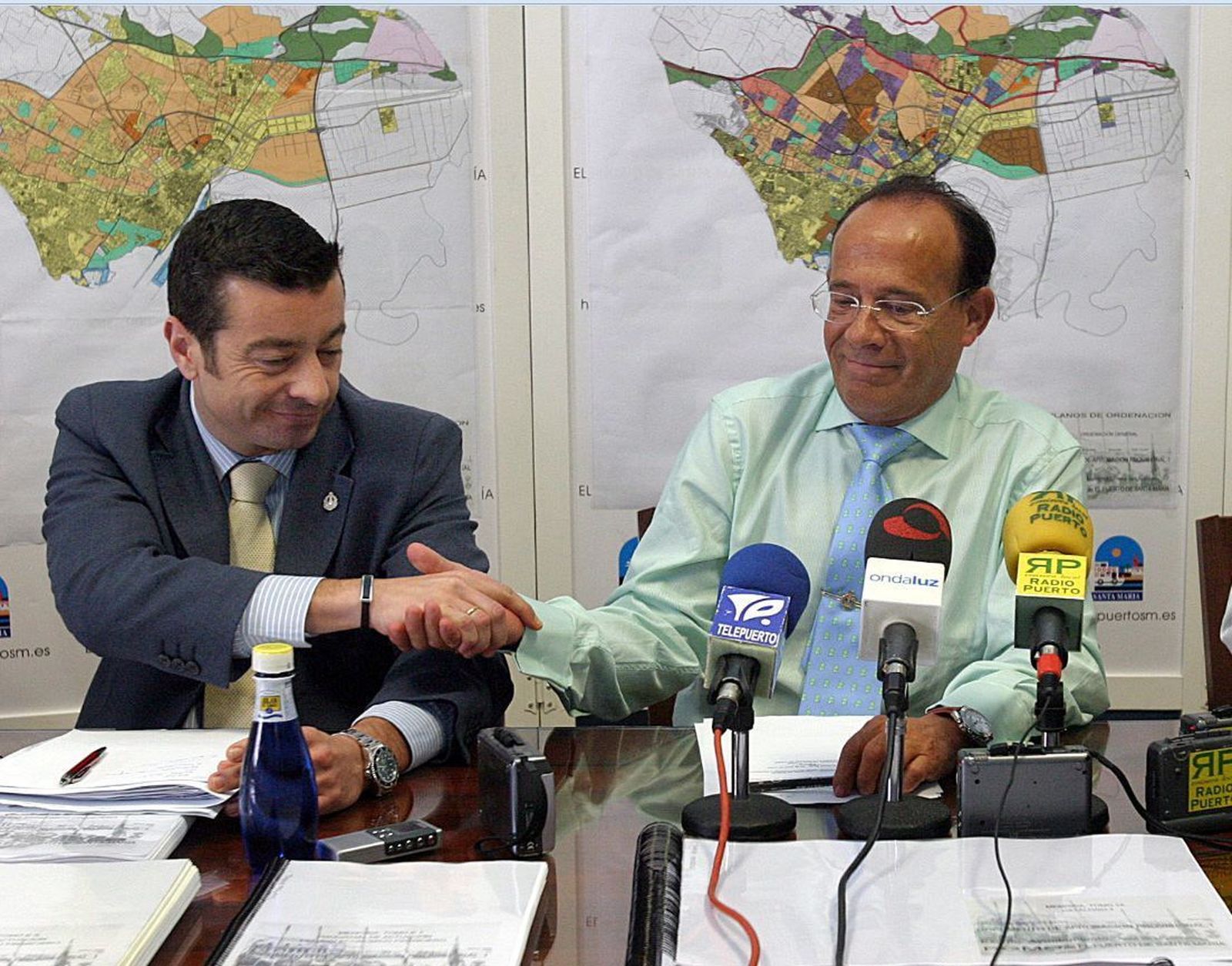 Hernán Díaz estrecha la mano de Juan Carlos Rodríguez, ex edil de Urbanismo, en una imagen de archivo.