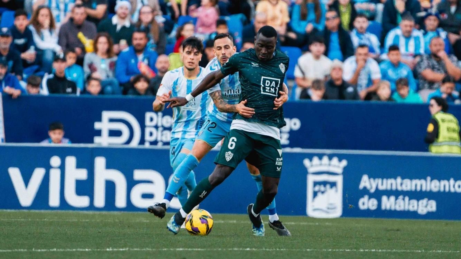 Dion Lopy, perseguido por un rival en el duelo del pasado curso contra el Málaga.