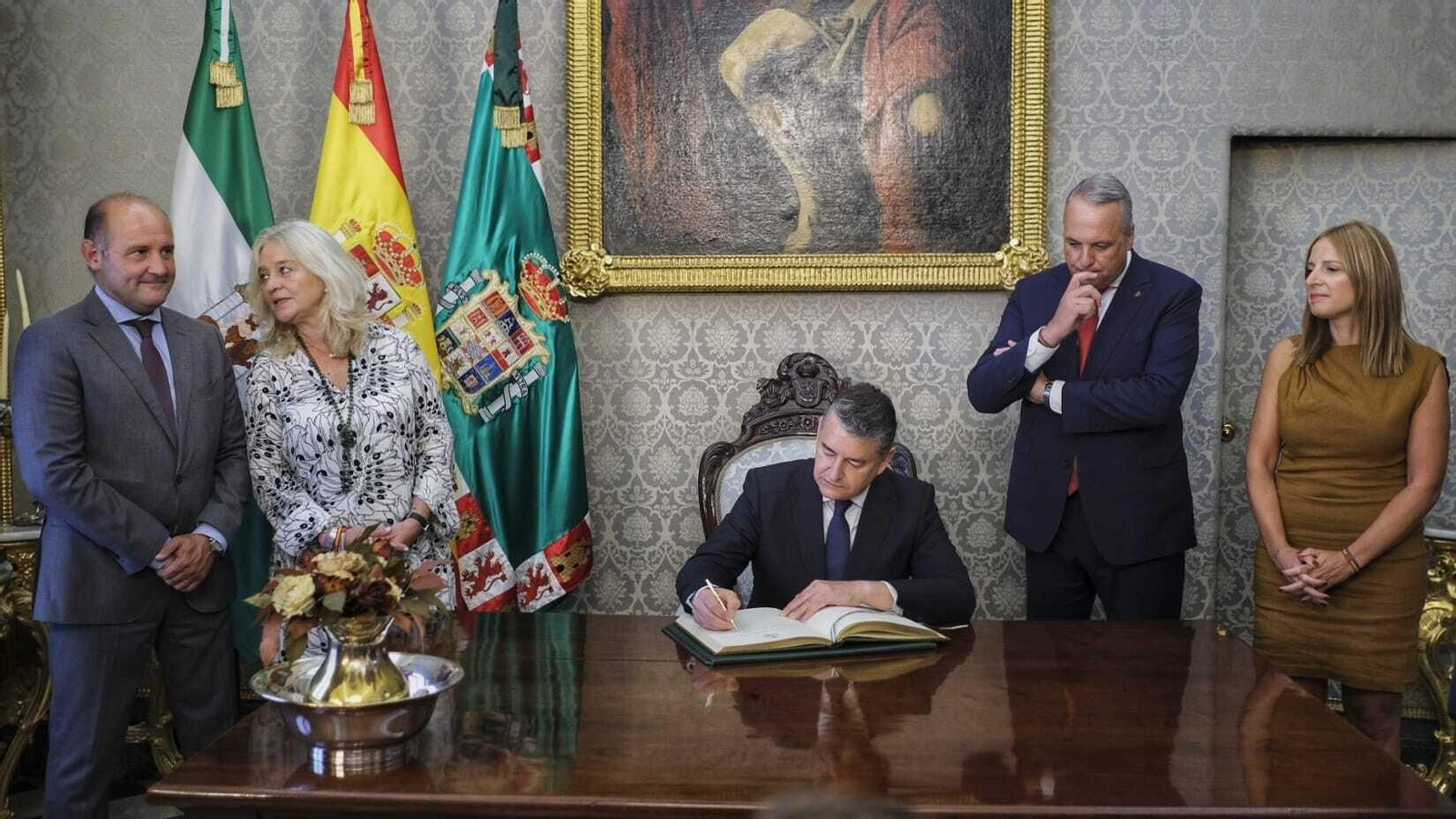 Sanz firmando en el libro de honor de Diputación ante Ruiz Boix, Colombo, Ortiz y Carrera.