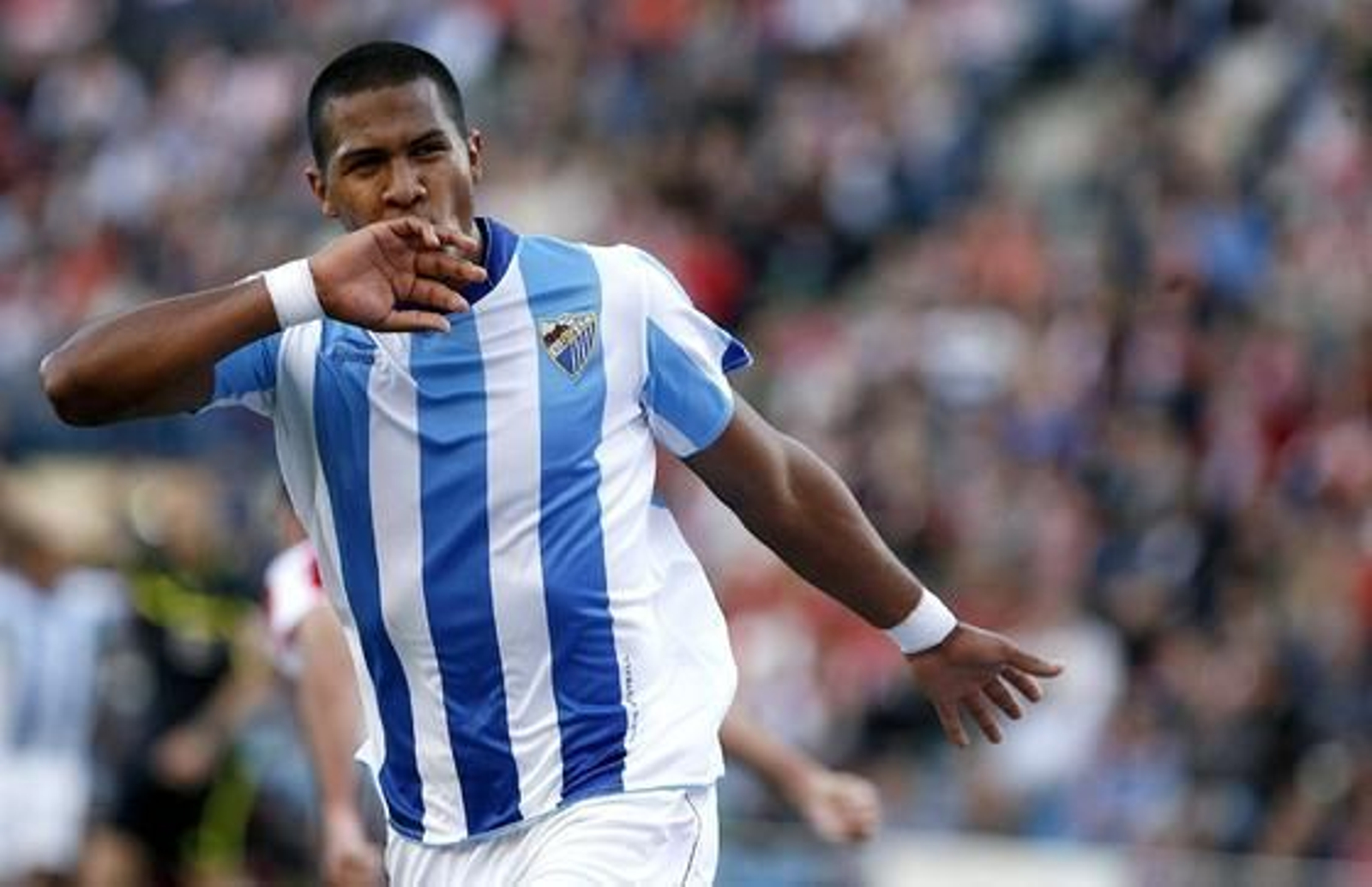 El Málaga golea al Atlético en el Calderón (0-3). / EFE