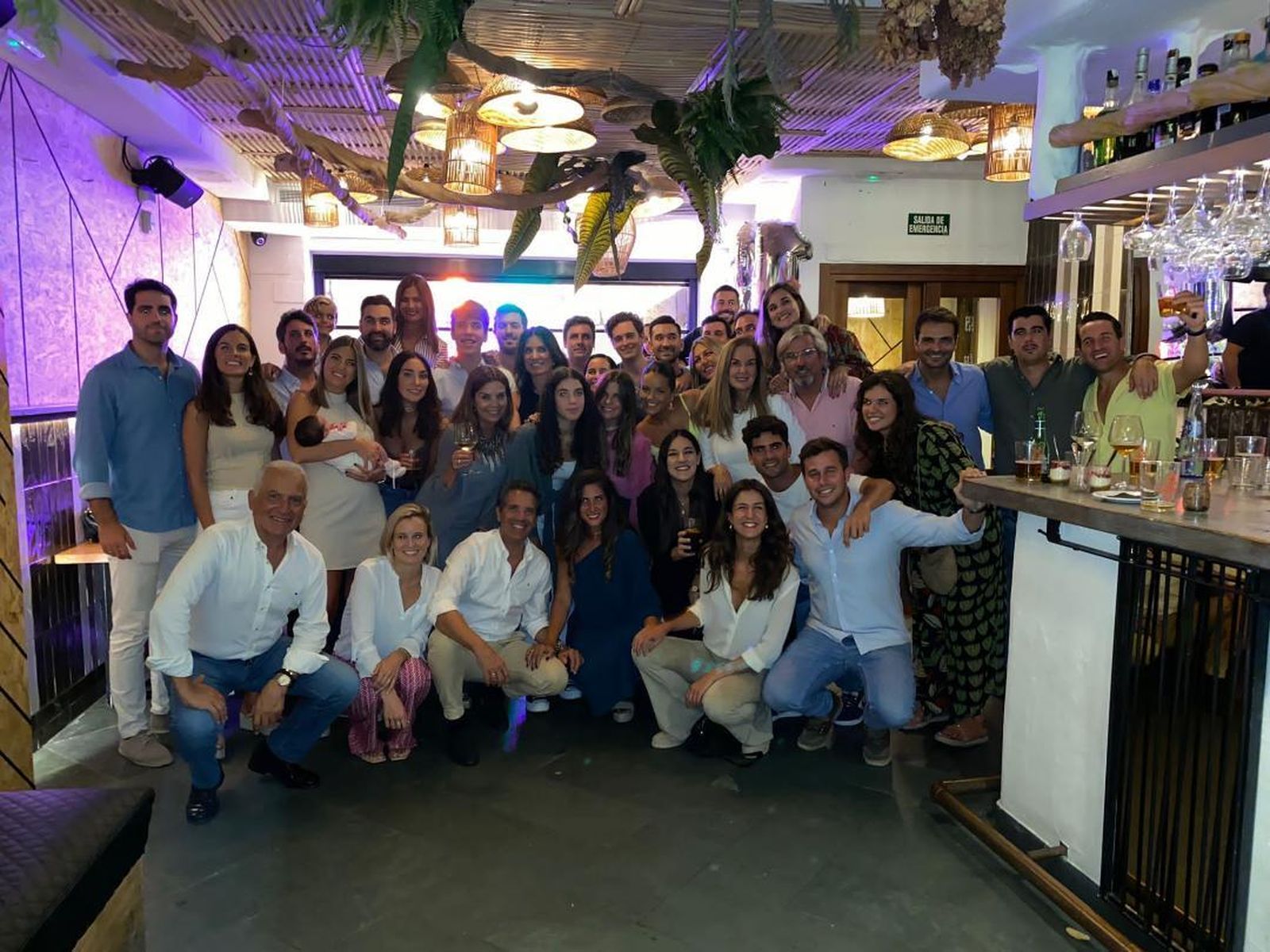 La anfitriona  Isabel Lucero Román, con sus familiares y amigos durante el festejo celebrado en el restaurante Arsenio Manila con motivo de su 31 cumpleaños.