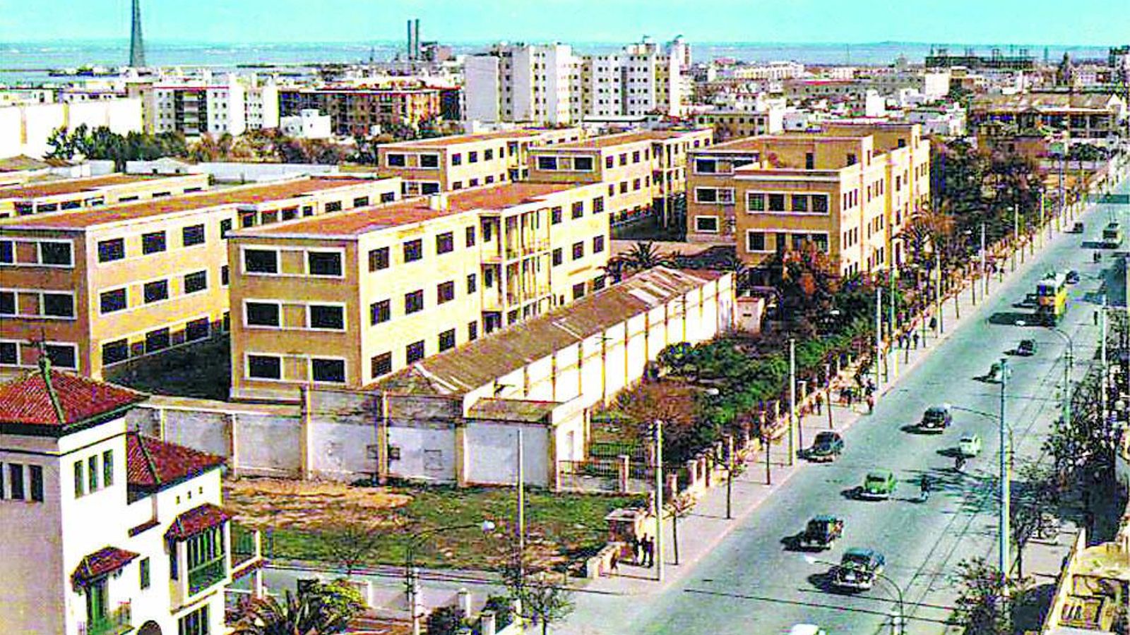 La Avenida cuando aún estaban en pie los cuarteles.