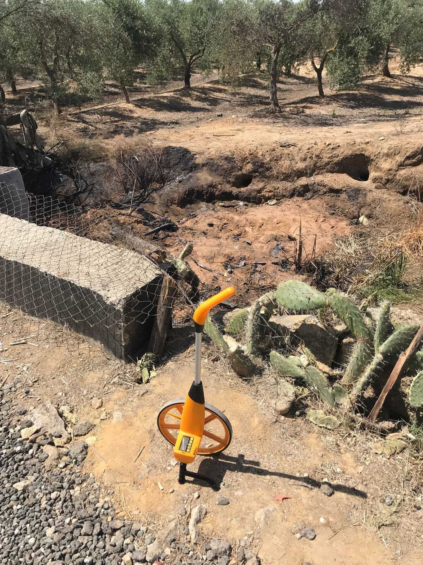 El lugar por el que siguió el coche tras la salida de vía.