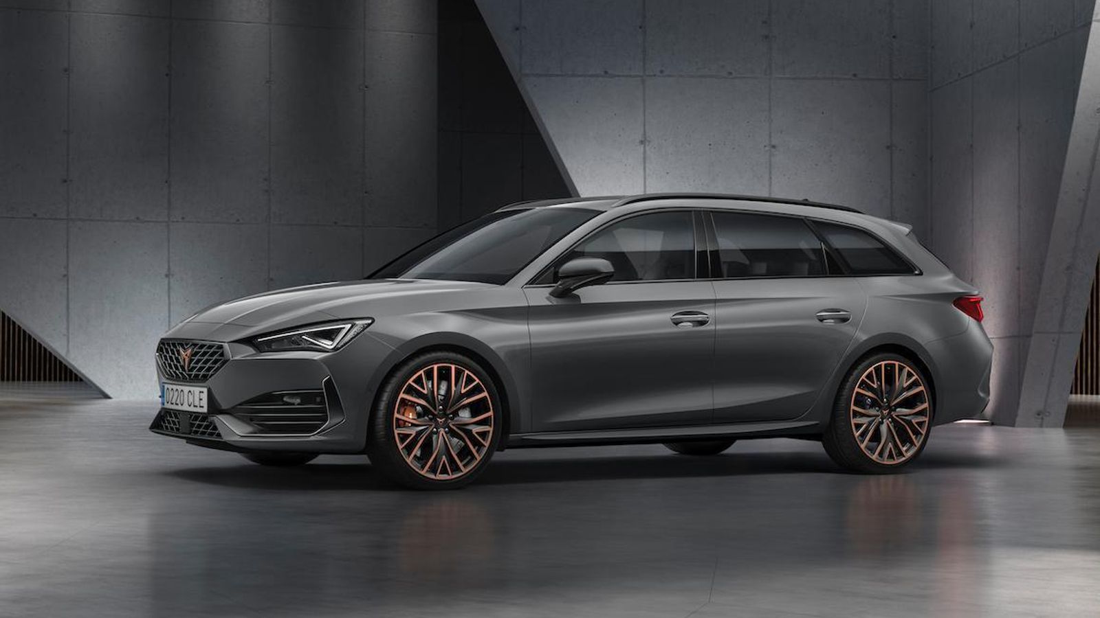 El Sportourer, la versión familiar del Cupra León, recibe dos nuevos motores en este mes de octubre: el 1.5 eTSI de 150 CV y el 2.0 TSI de 190 CV, ambos con la caja DSG7 y tracción delantera.