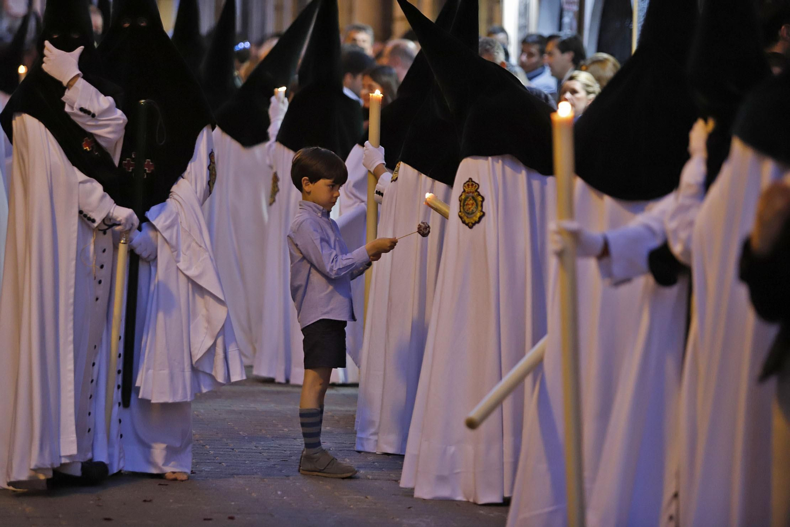 Imágenes de la estación de penitencia de la Hermandad de La Esperanza de Huelva