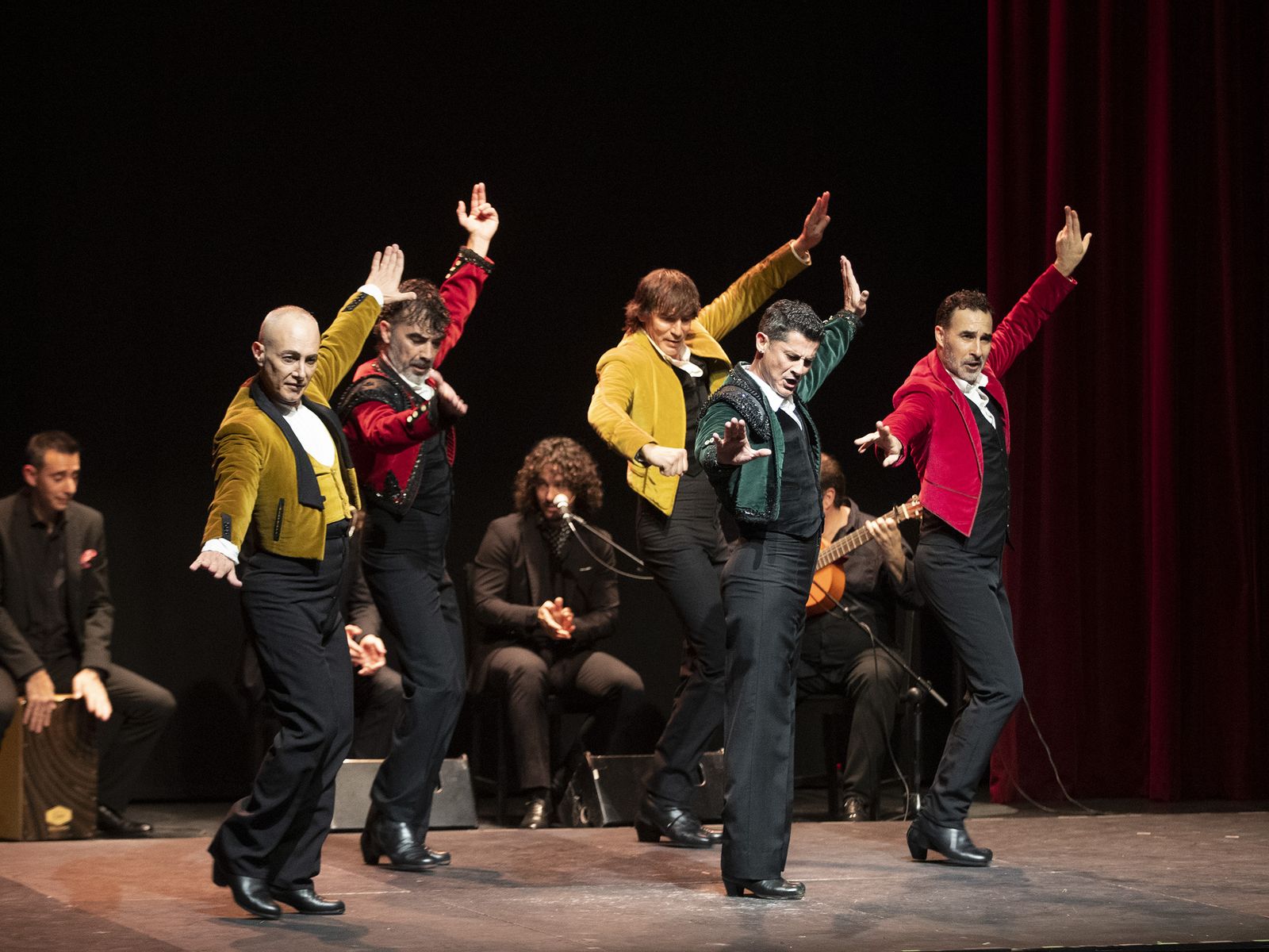 Los cinco bailaores en la coreografía 'Cinco toreros' que cerró el espectáculo. Imagen: Remedios Malvarez/Fundación Cajasol.
