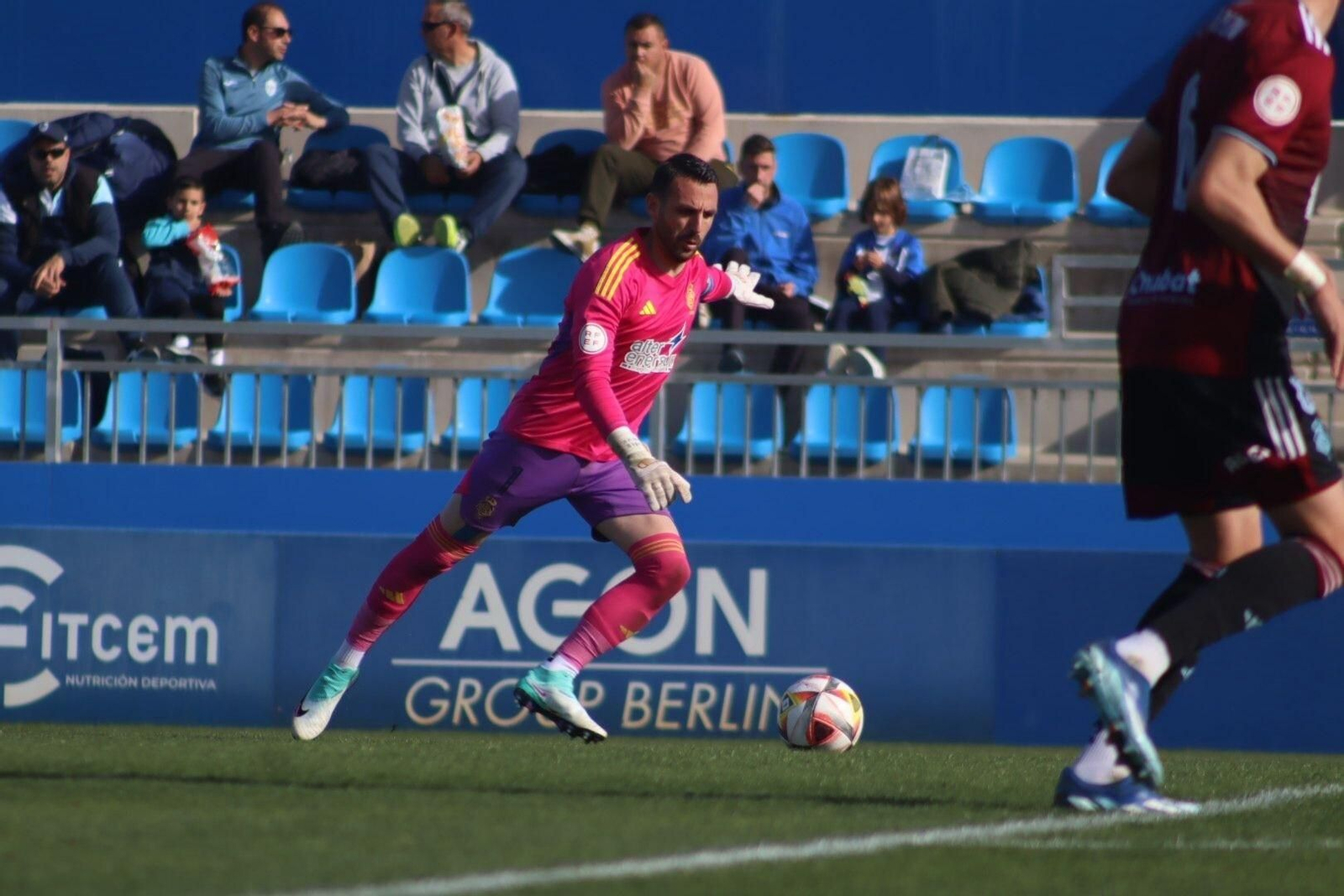 Rubén Gálvez se dispone a sacar de puerta en un partido de la presente temporada.