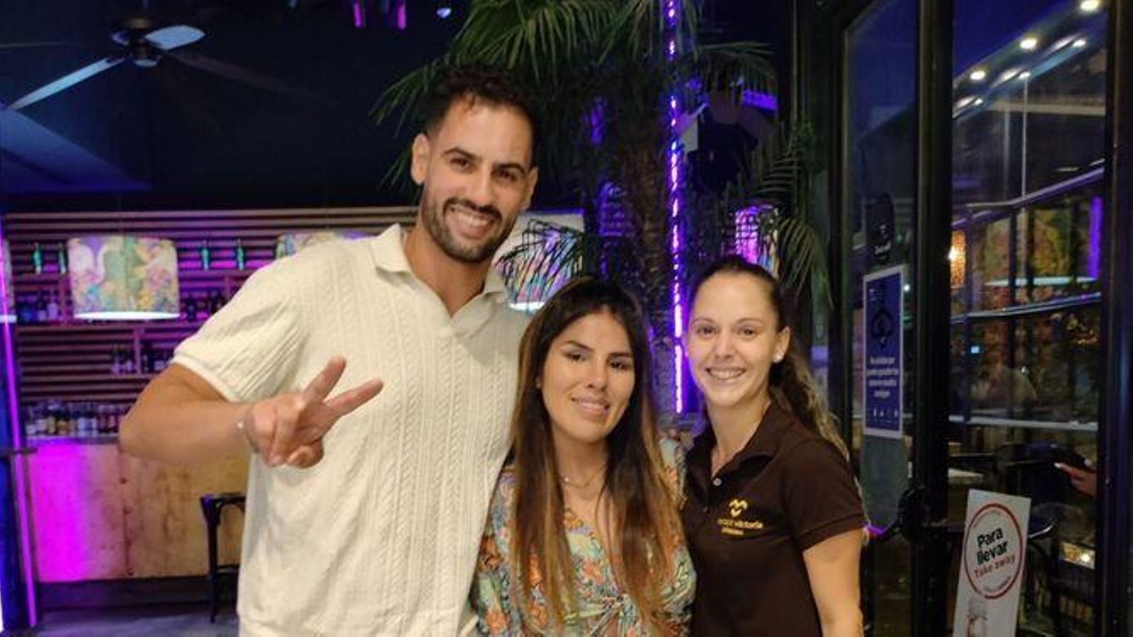 Isa Pantoja acudió a cenar con su hijo, alberto, y novio, Asraf Benó, y unos amigos