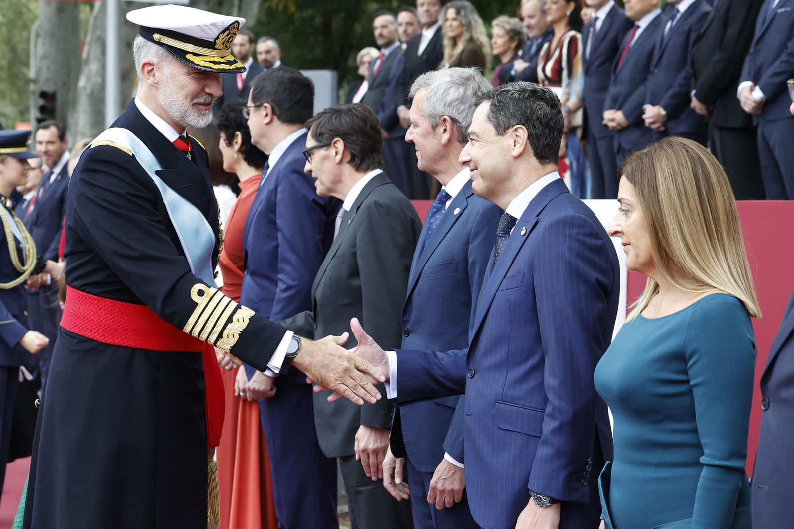 El presidente de la Junta saluda al Rey en Madrid.