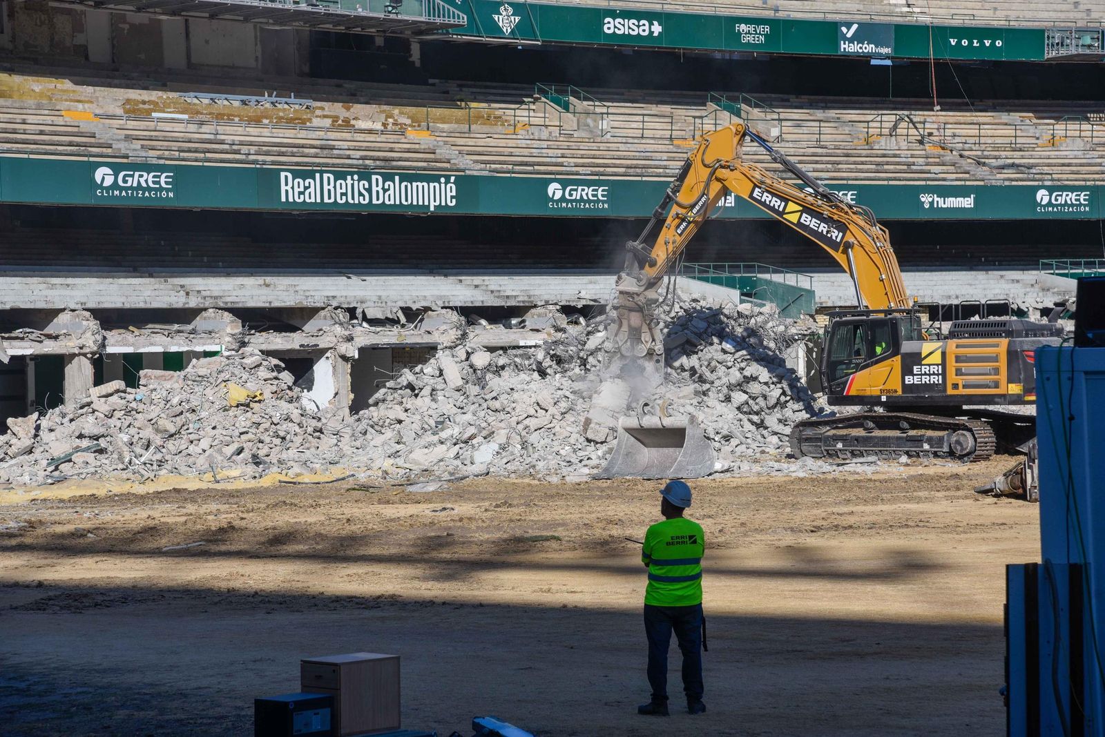 Las imágenes de la retirada de la cubierta de preferencia del Benito Villamarín