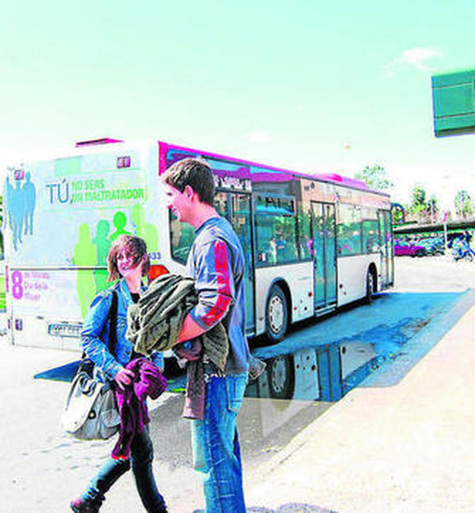 Usuarios en una parada de autobús de la capital.
