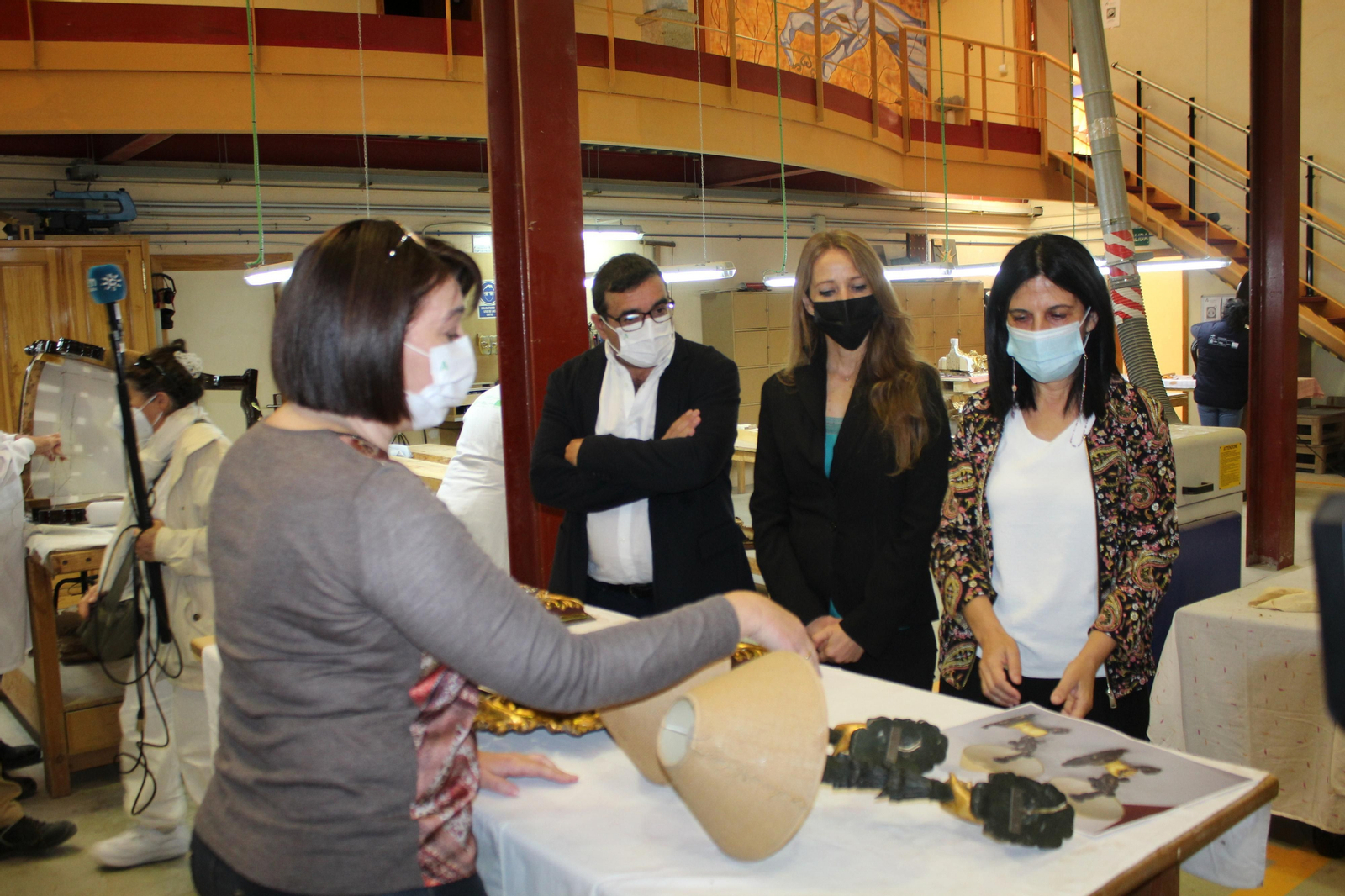 Inmaculada López Calahorro y Virginia Fernández, junto a los objetos restaurados