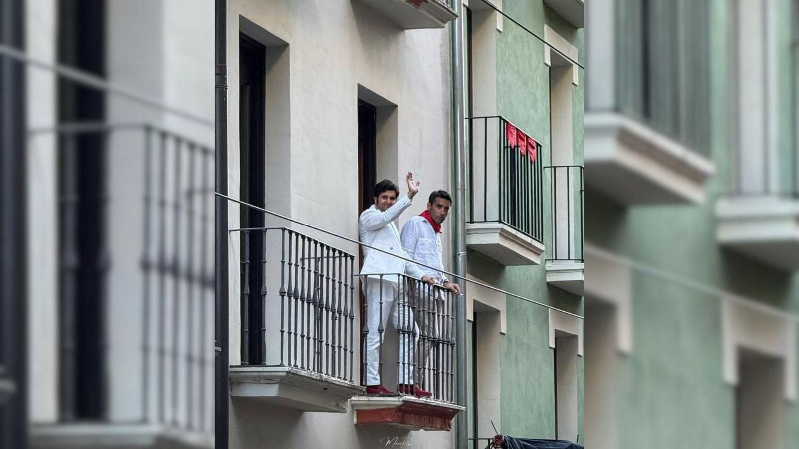 Morante de la Puebla bendice Pamplona desde Estafeta.