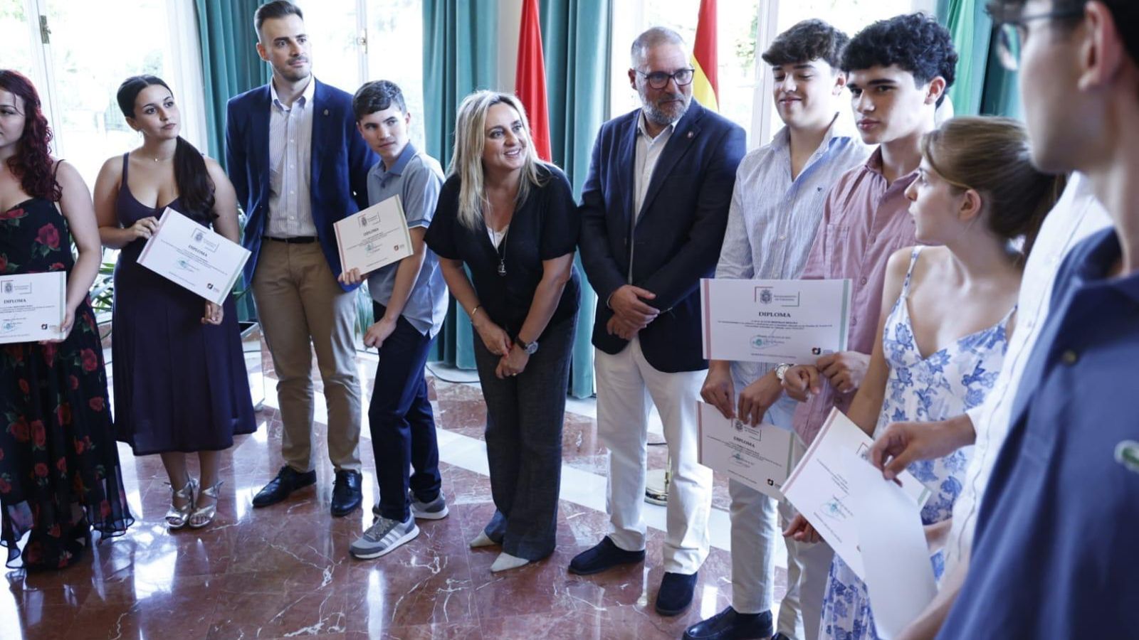 Los diez estudiantes granadinos con las mejores notas de la PAU 2025 reciben el reconocimiento del Ayuntamiento
