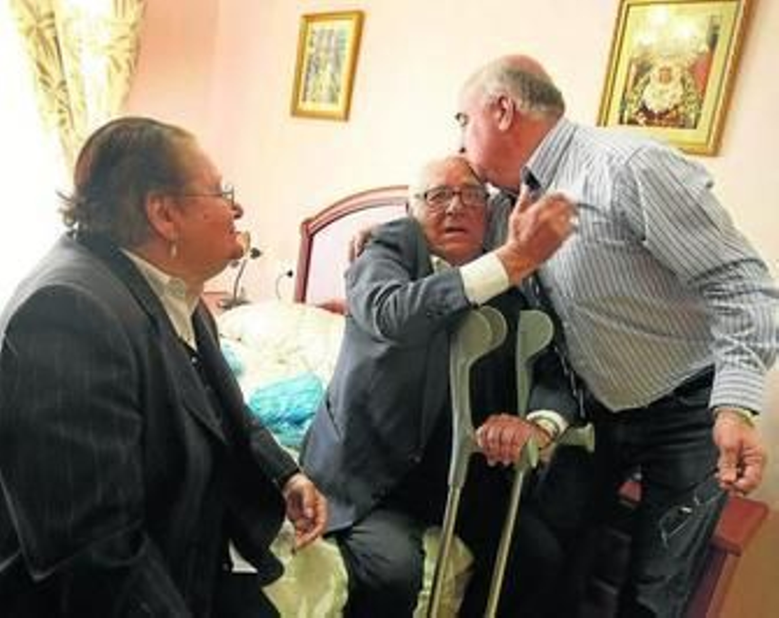 Joaquín se abraza emocionado a su benefactor, Agustín Rubiales, ante la mirada de Josefa.