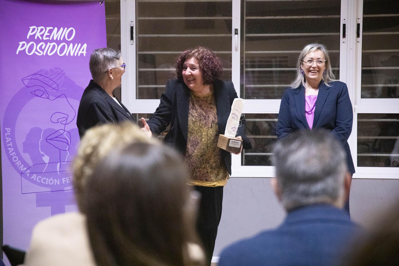 La Plataforma de Acción Feminista en Almería rinde homenaje a las mujeres de la Desbandá con su II Premio ‘Posidonia’ a Loli Sierra, vicepresidenta de la Asociación Memorialista de la Desbandá, en imágenes