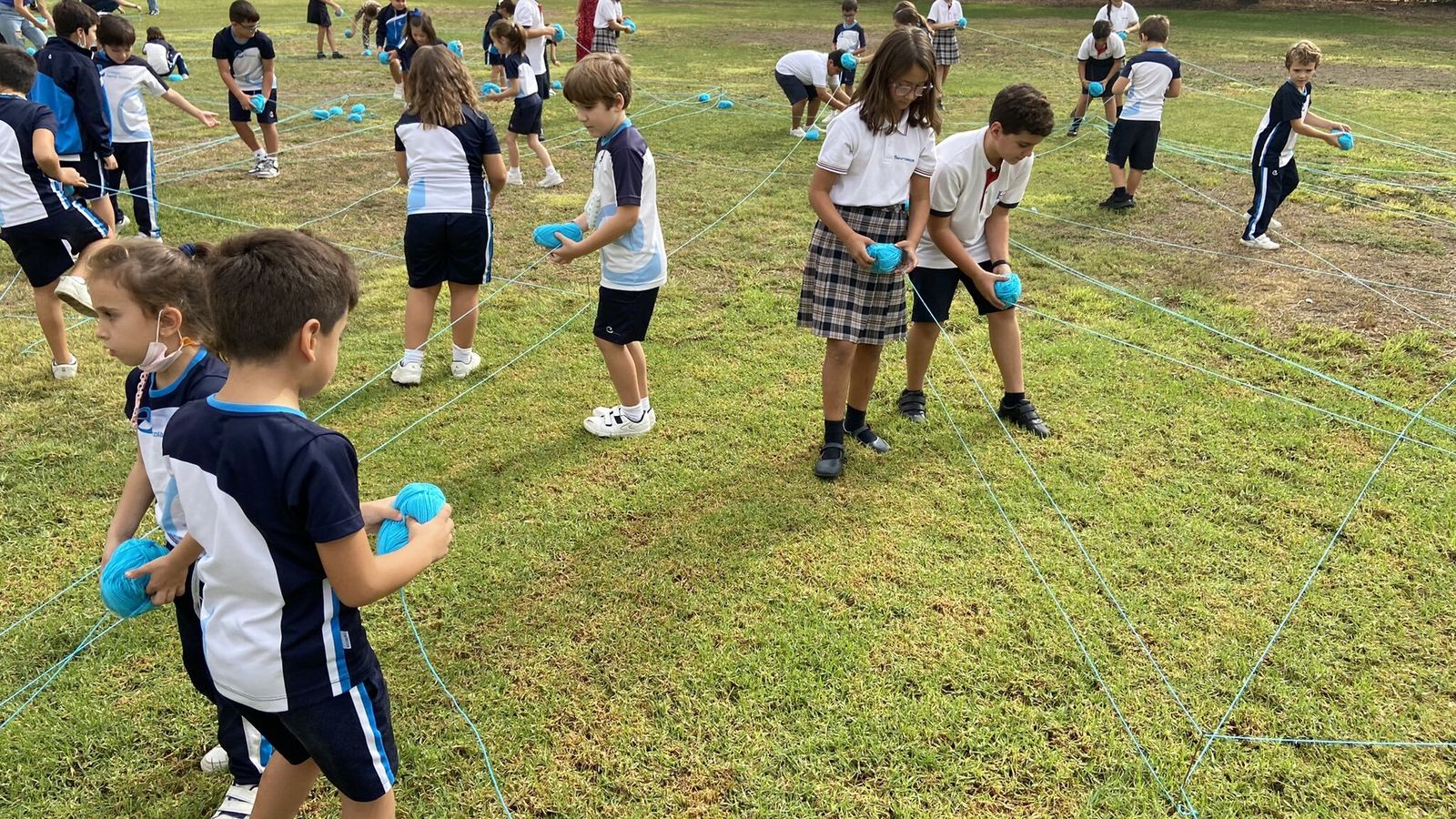 Alumnos escolares participan en la creación del Jardín azul de Loyola.