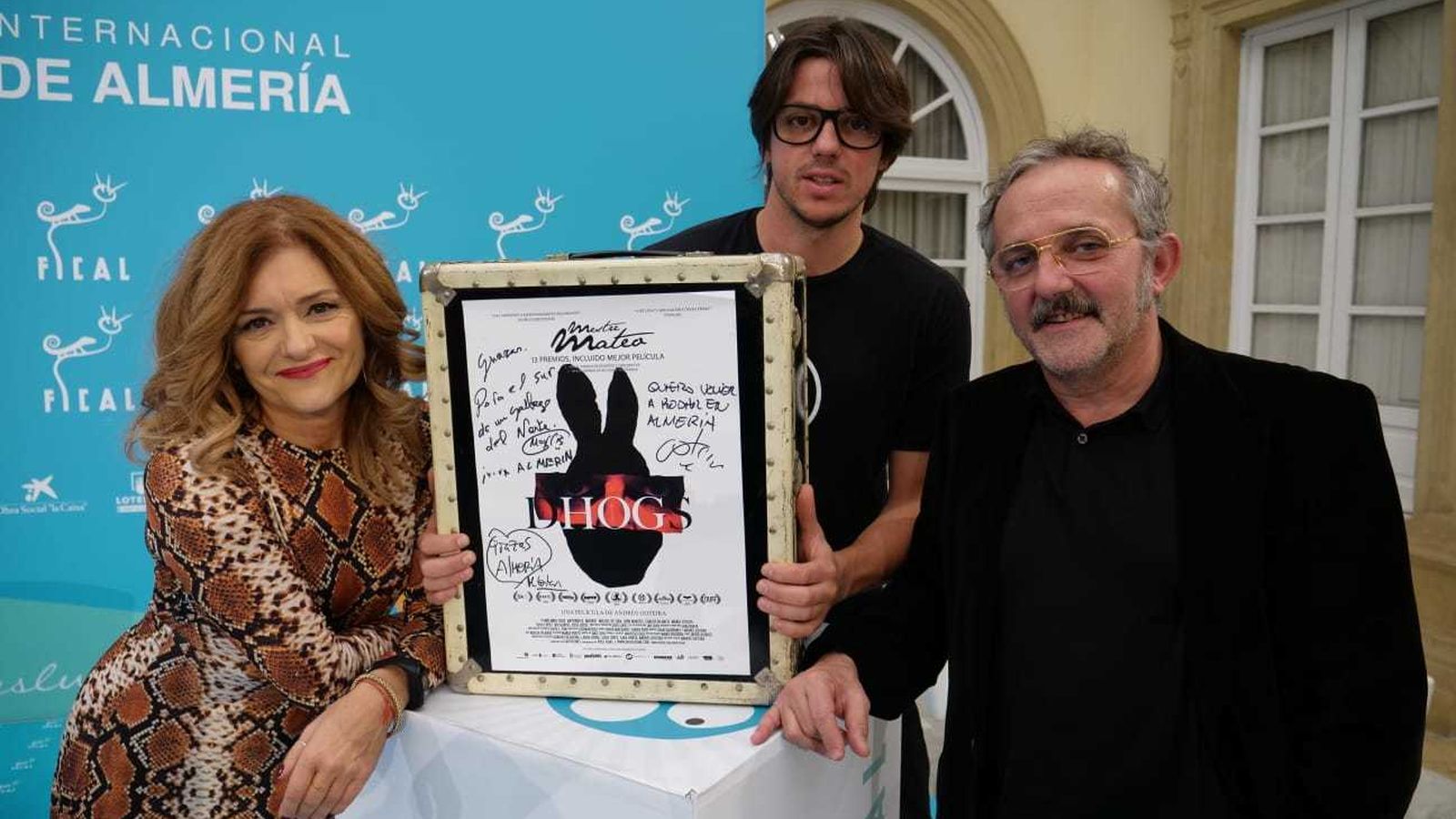 Los actores y director de la película 'Dhosg'.