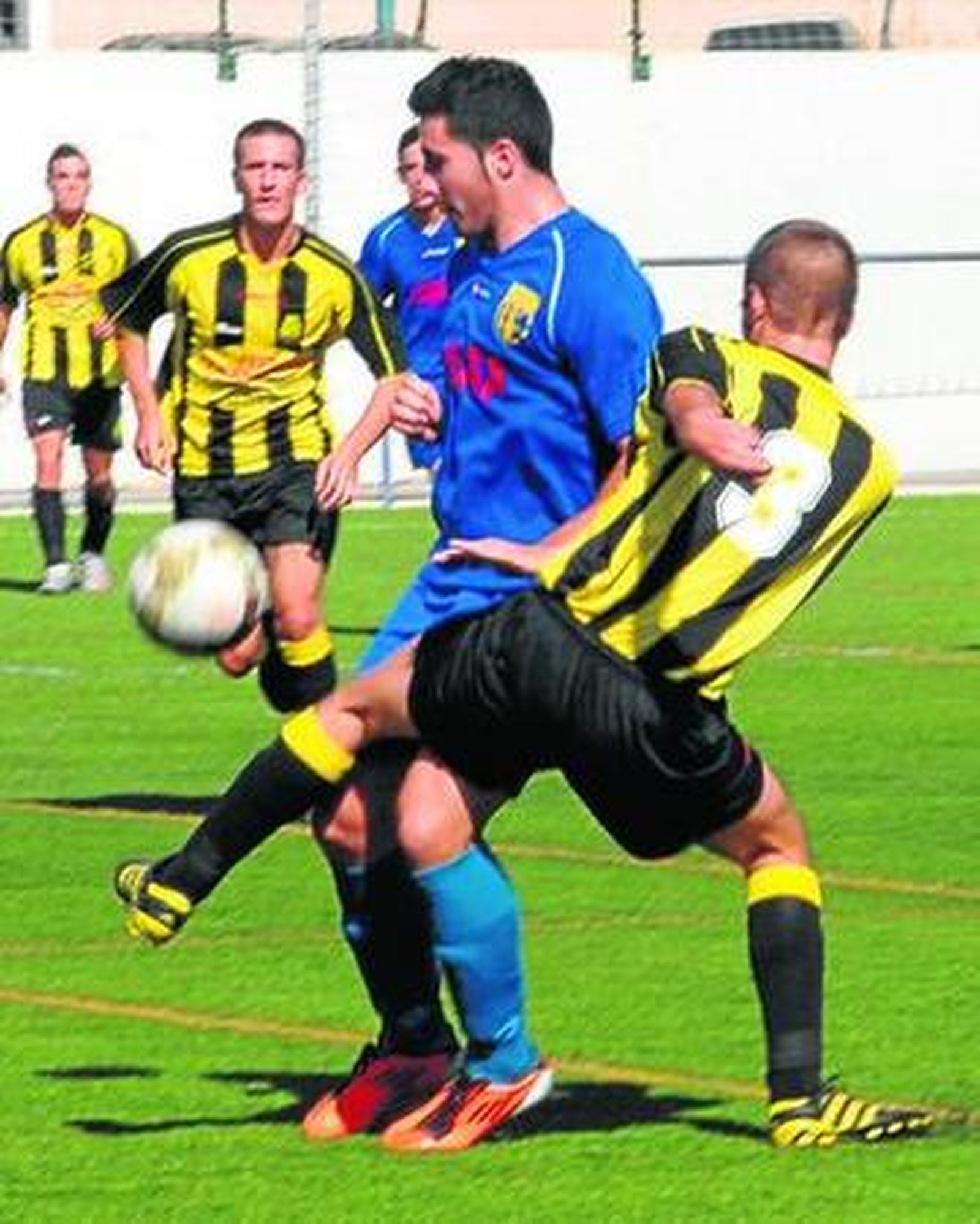 Pepe Cortina intenta arrebatarle el esférico a un jugador onubense.