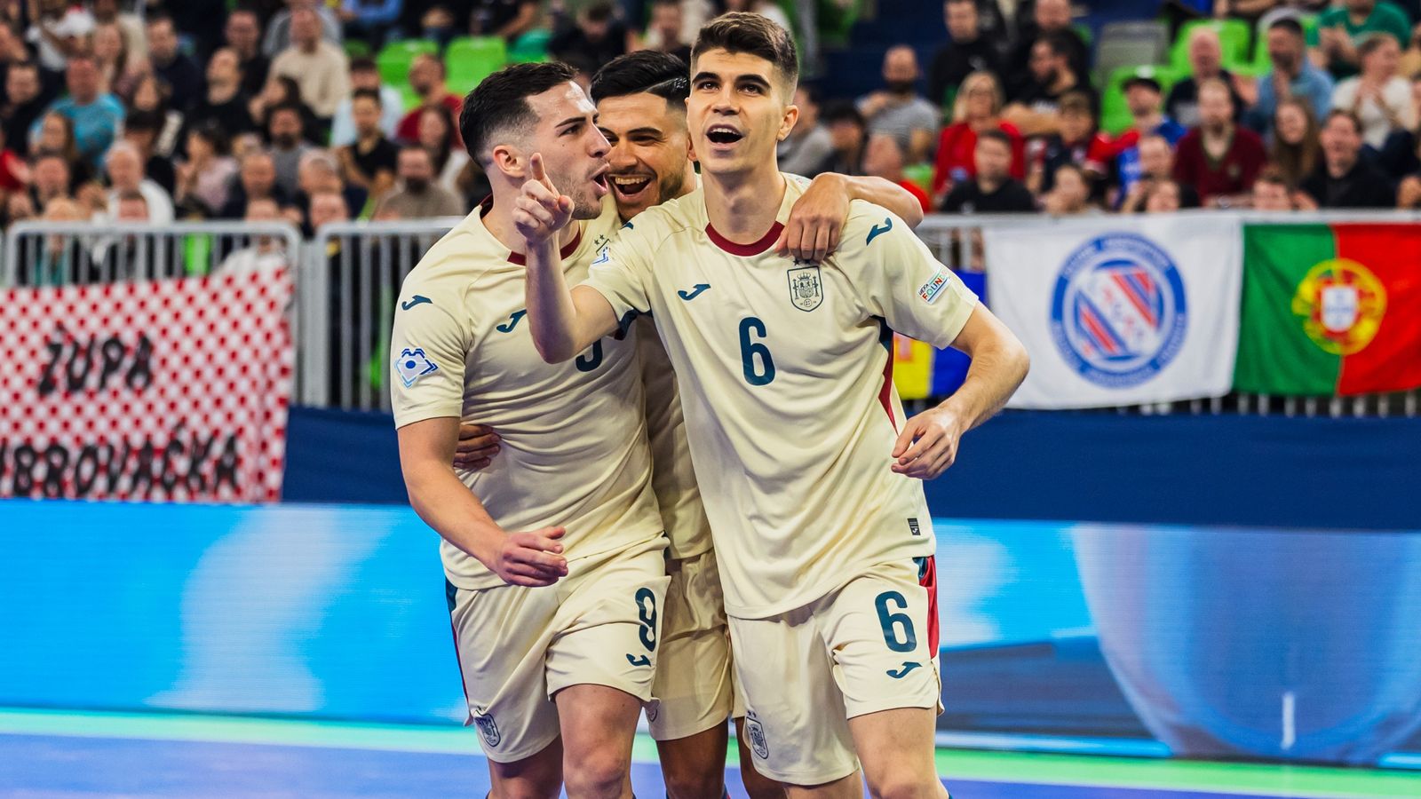 Antonio Pérez celebra con Pablo Ramírez y Cortés uno de sus tres goles en la final.