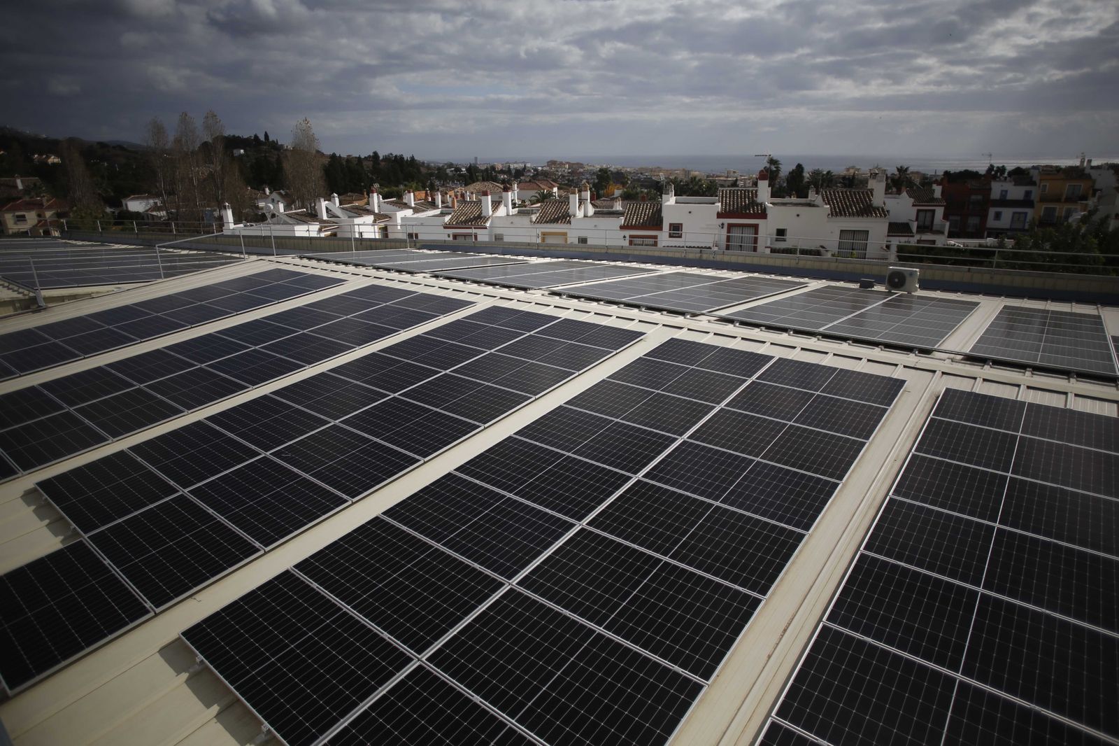 Sistema de placas fotovoltaicas en la cubierta del supermercado.