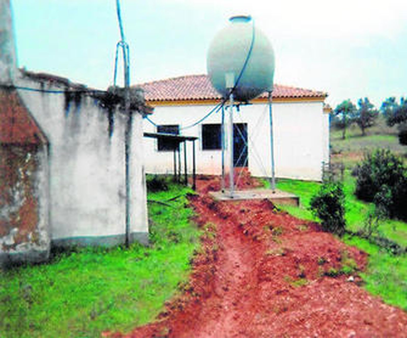 La zanja que, según Macías, se abrió recientemente en la parte trasera de la vivienda ilegal.