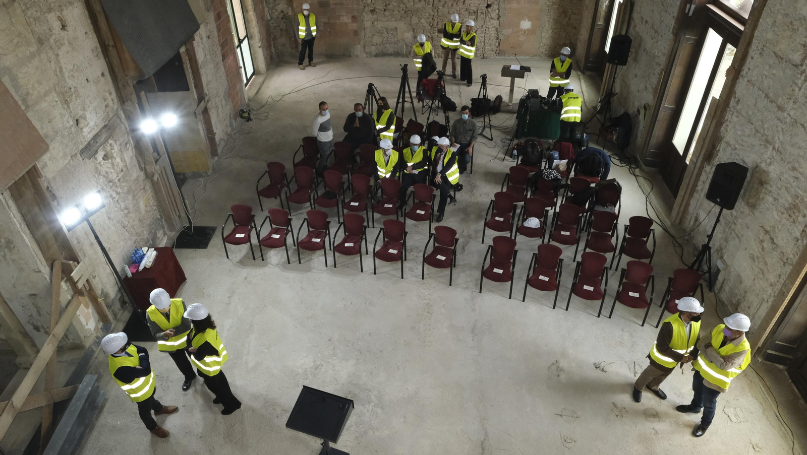 Fotogalería de la visita de Juanma Moreno a las obras del Ayuntamiento de Almería.