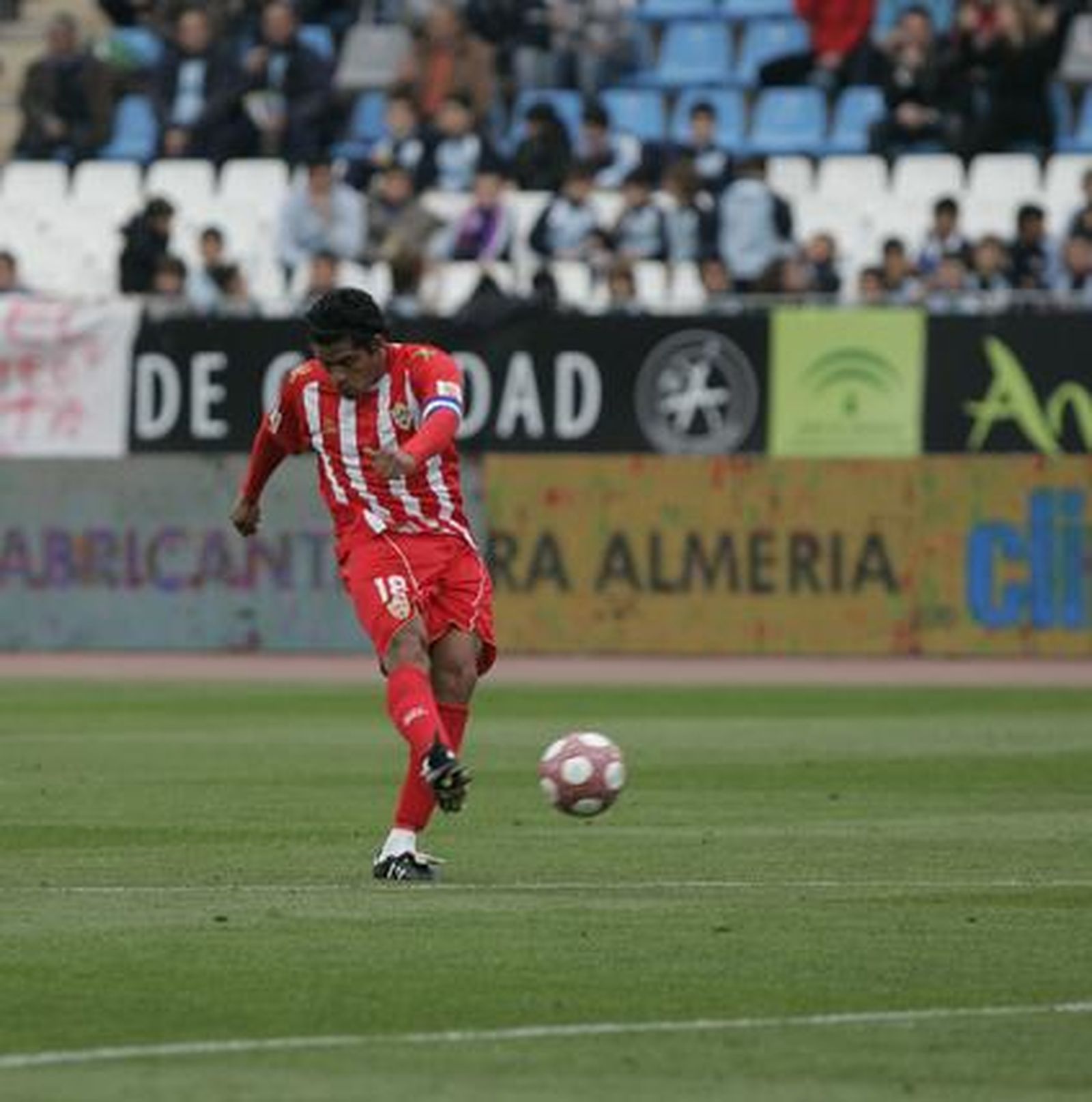 El Almería vence al Málaga en el estadio Mediterráneo. / Javier Alonso