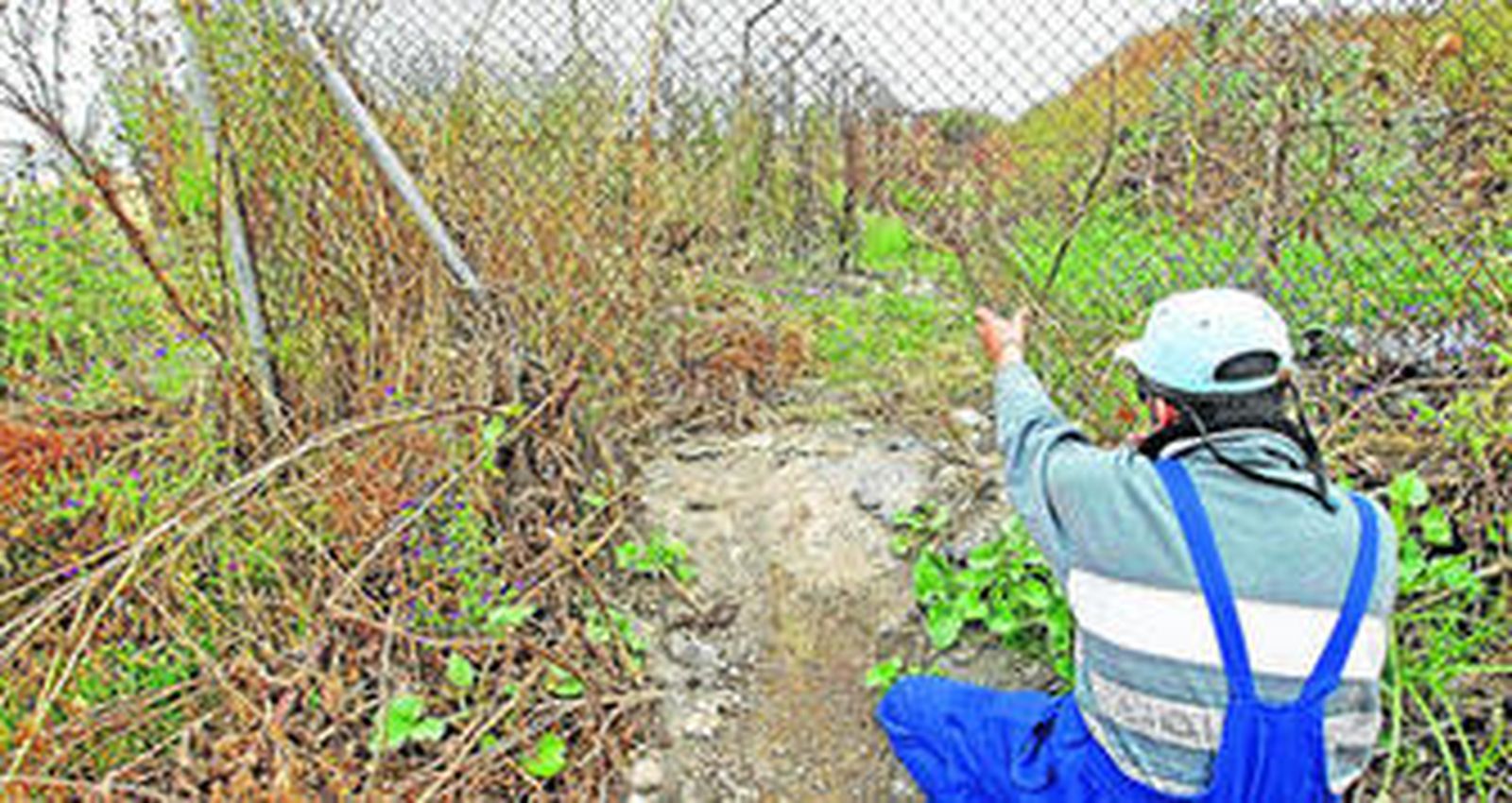 Un vecino de la zona indica la dirección por la que pasaron las tuberías que condujeron el combustible hasta un polígono industrial.