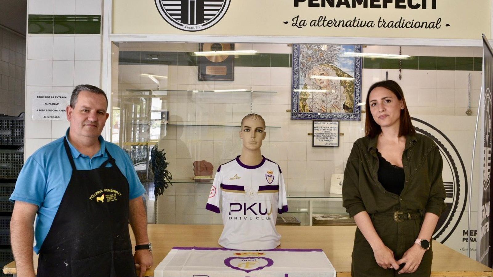 La concejal Elena Araque, en el mercado de Peñamefécit.